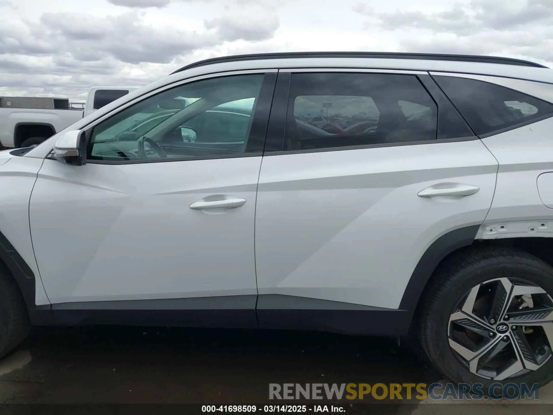 15 Photograph of a damaged car 5NMJE3AE6NH013862 HYUNDAI TUCSON 2022