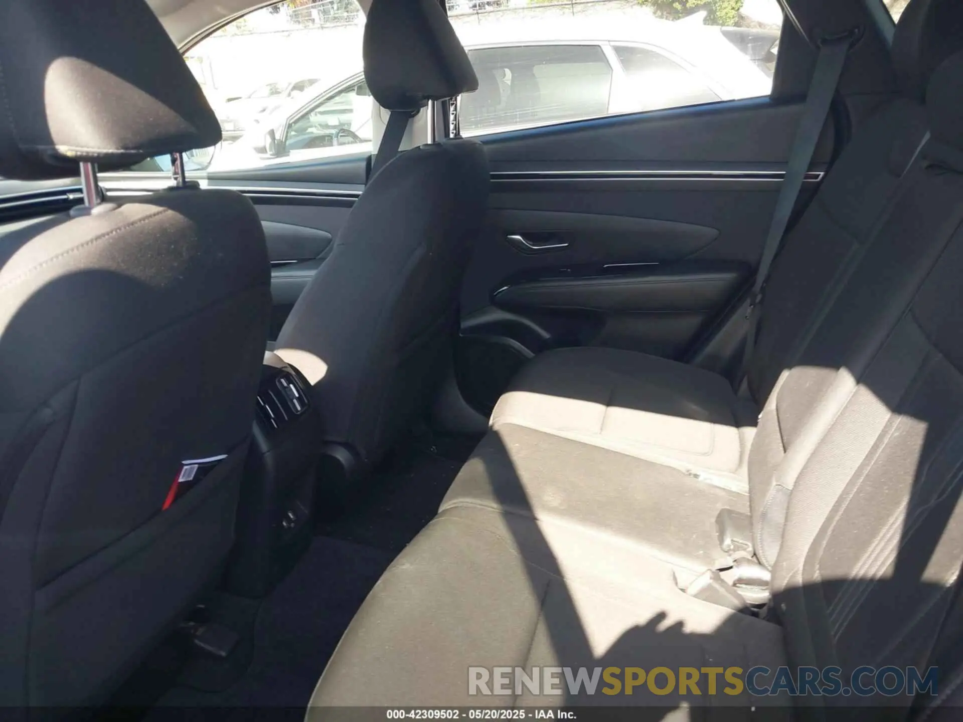 8 Photograph of a damaged car 5NMJF3AE6NH133724 HYUNDAI TUCSON 2022