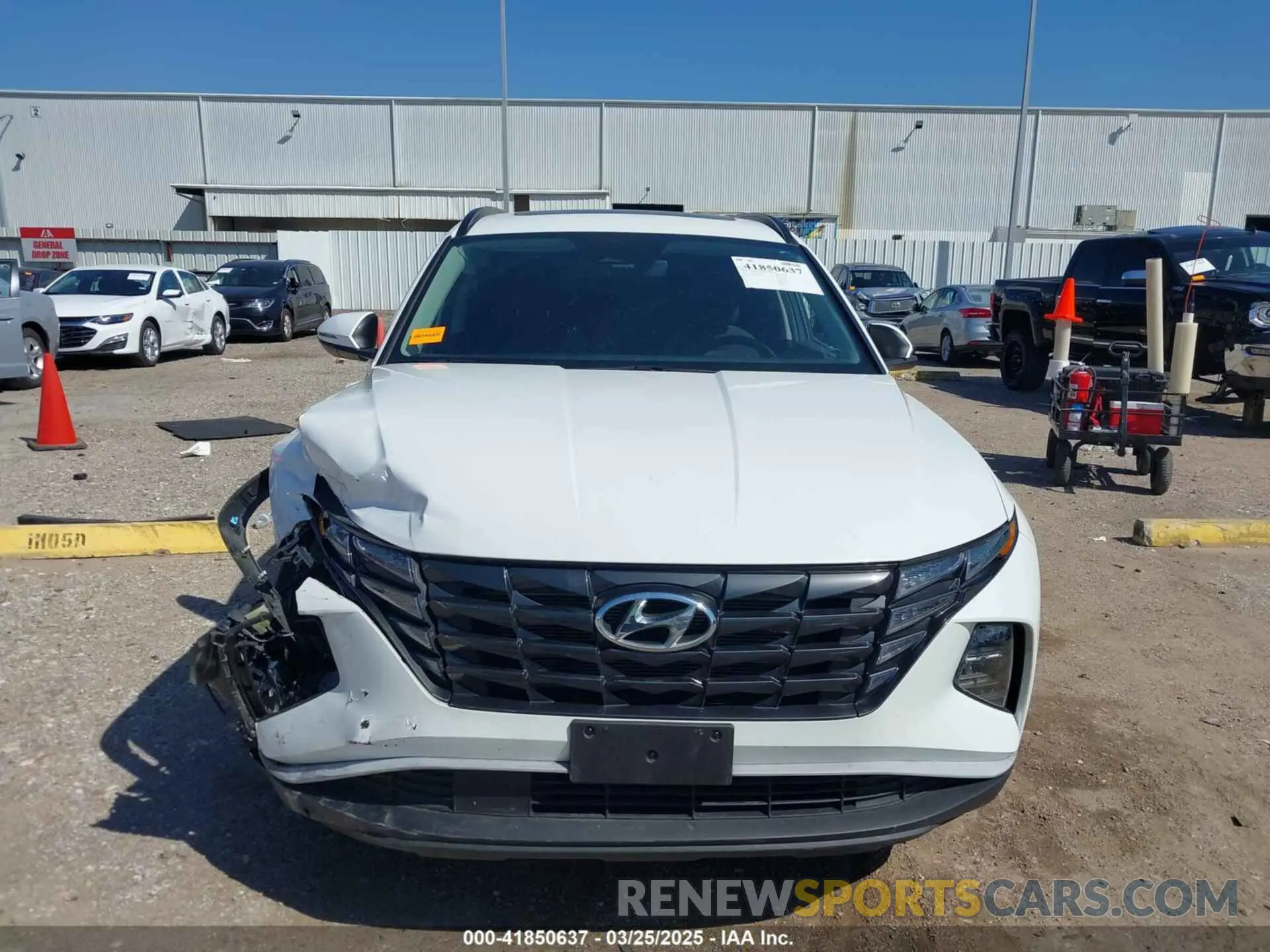 12 Photograph of a damaged car 5NMJF3AE8NH080685 HYUNDAI TUCSON 2022