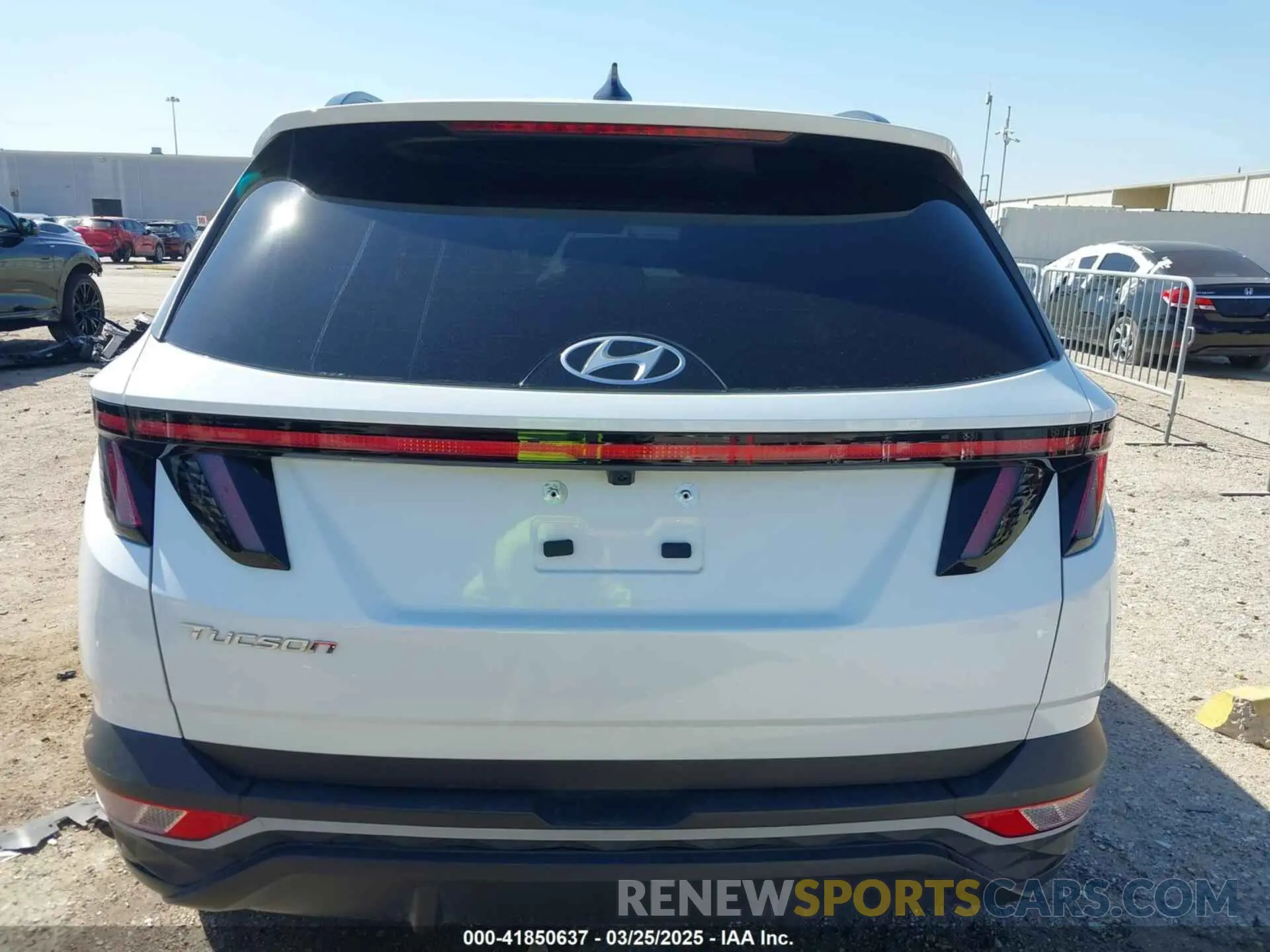 16 Photograph of a damaged car 5NMJF3AE8NH080685 HYUNDAI TUCSON 2022