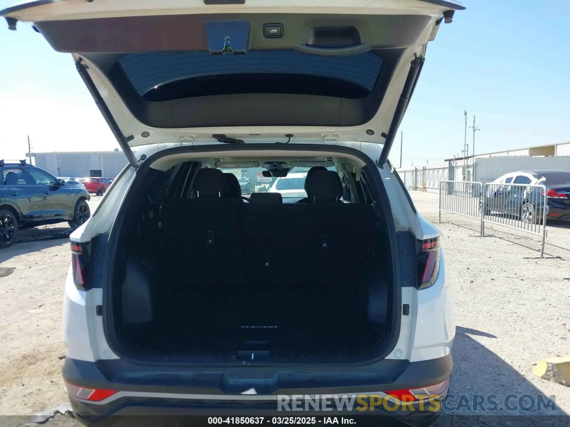 17 Photograph of a damaged car 5NMJF3AE8NH080685 HYUNDAI TUCSON 2022