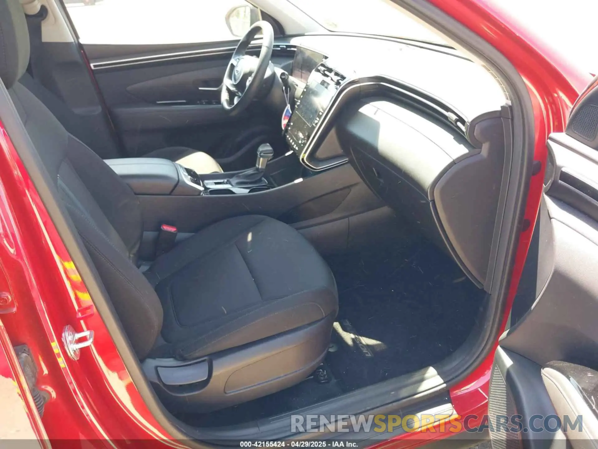 5 Photograph of a damaged car 5NMJF3AE9NH042687 HYUNDAI TUCSON 2022