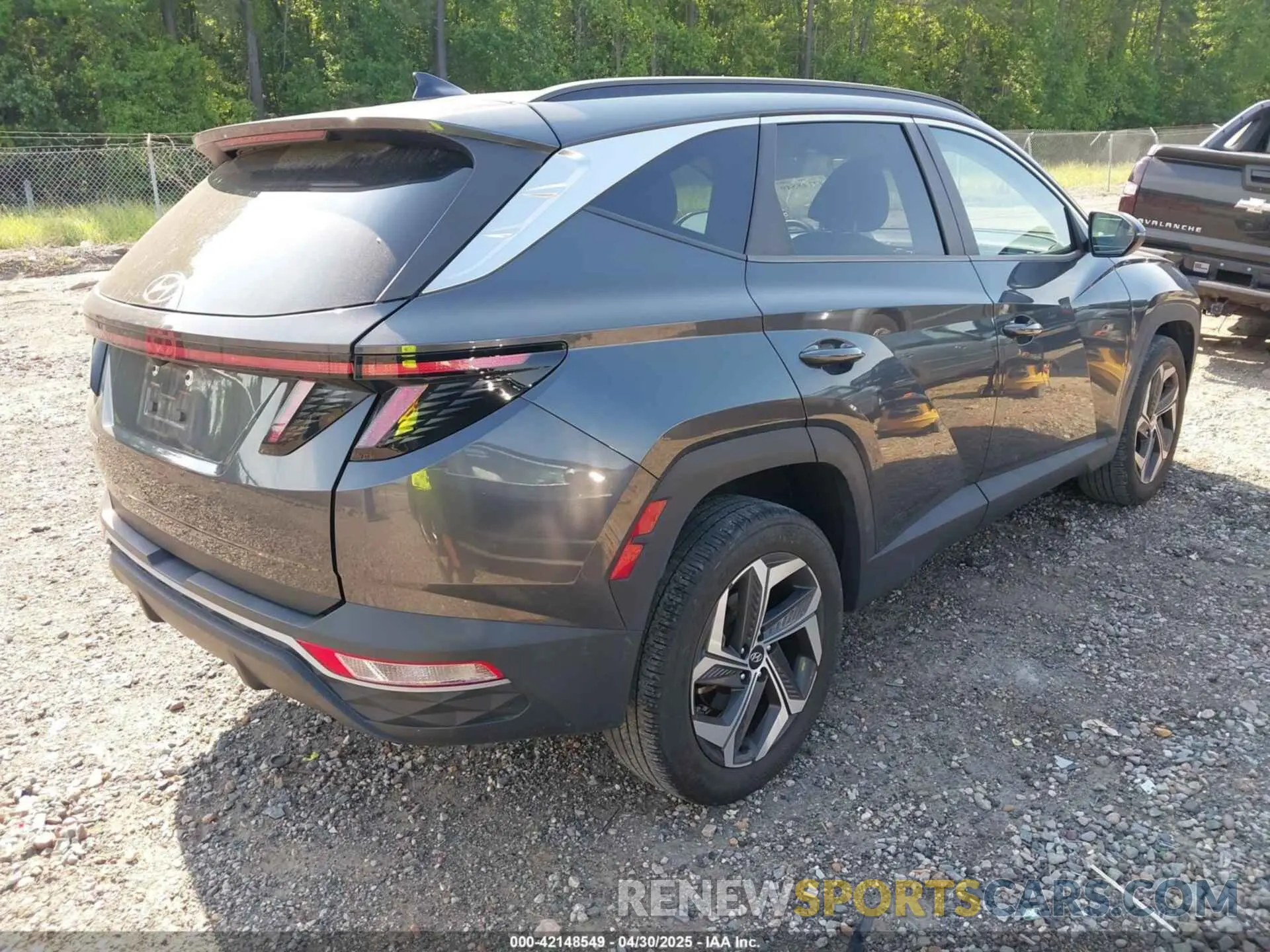4 Photograph of a damaged car 5NMJF3AEXNH001548 HYUNDAI TUCSON 2022