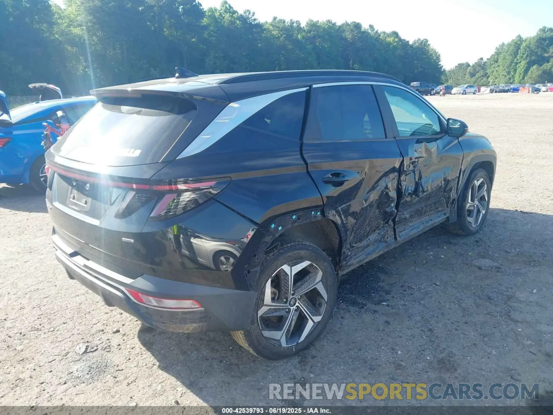 4 Photograph of a damaged car 5NMJFCAE4NH001819 HYUNDAI TUCSON 2022