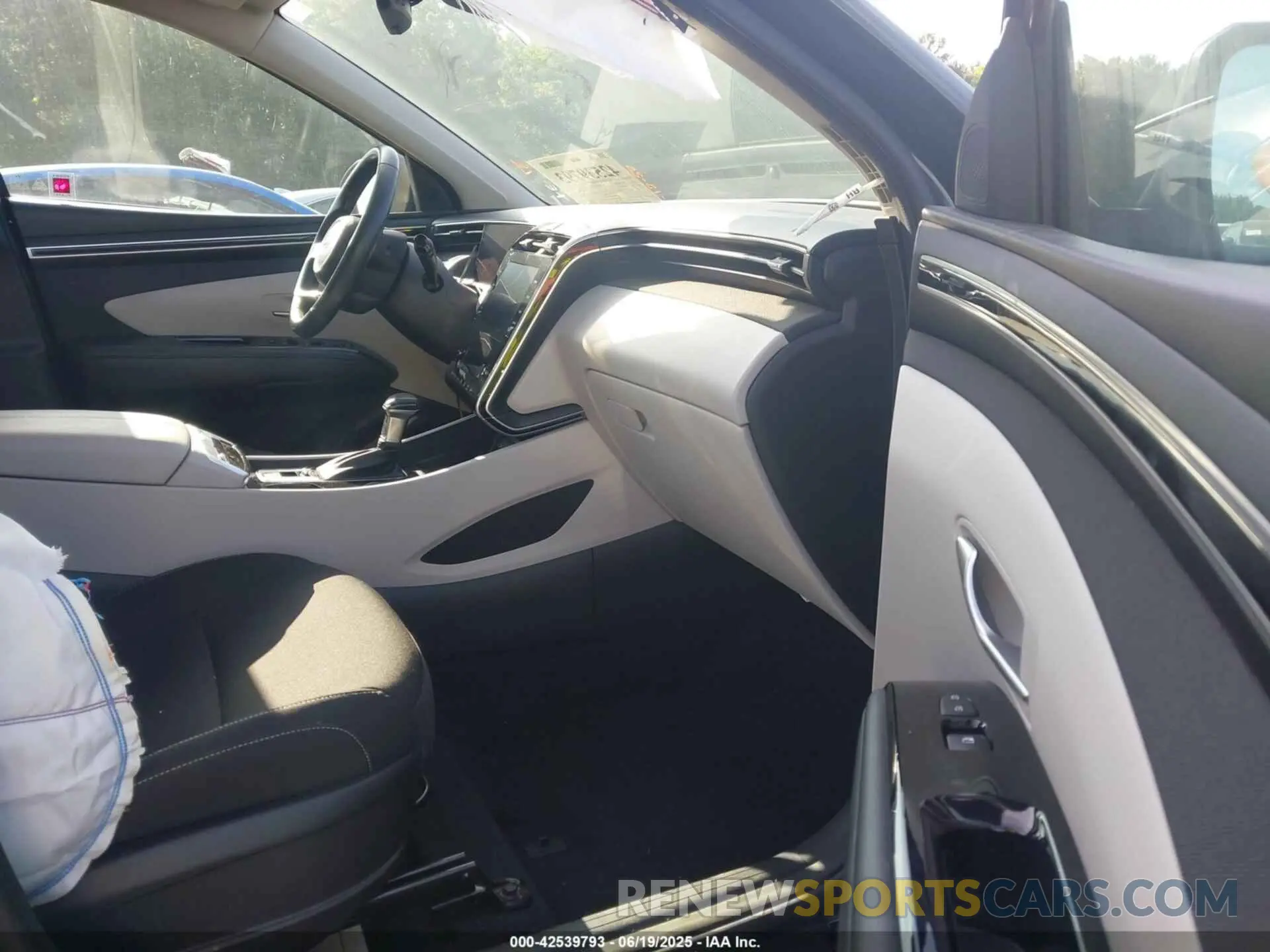 5 Photograph of a damaged car 5NMJFCAE4NH001819 HYUNDAI TUCSON 2022