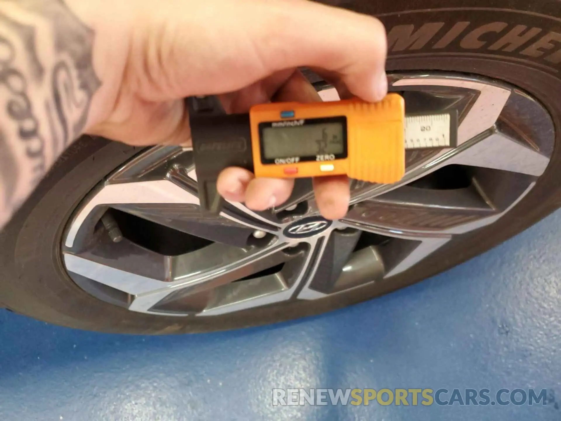 19 Photograph of a damaged car 5NMJFCAE4NH132278 HYUNDAI TUCSON 2022