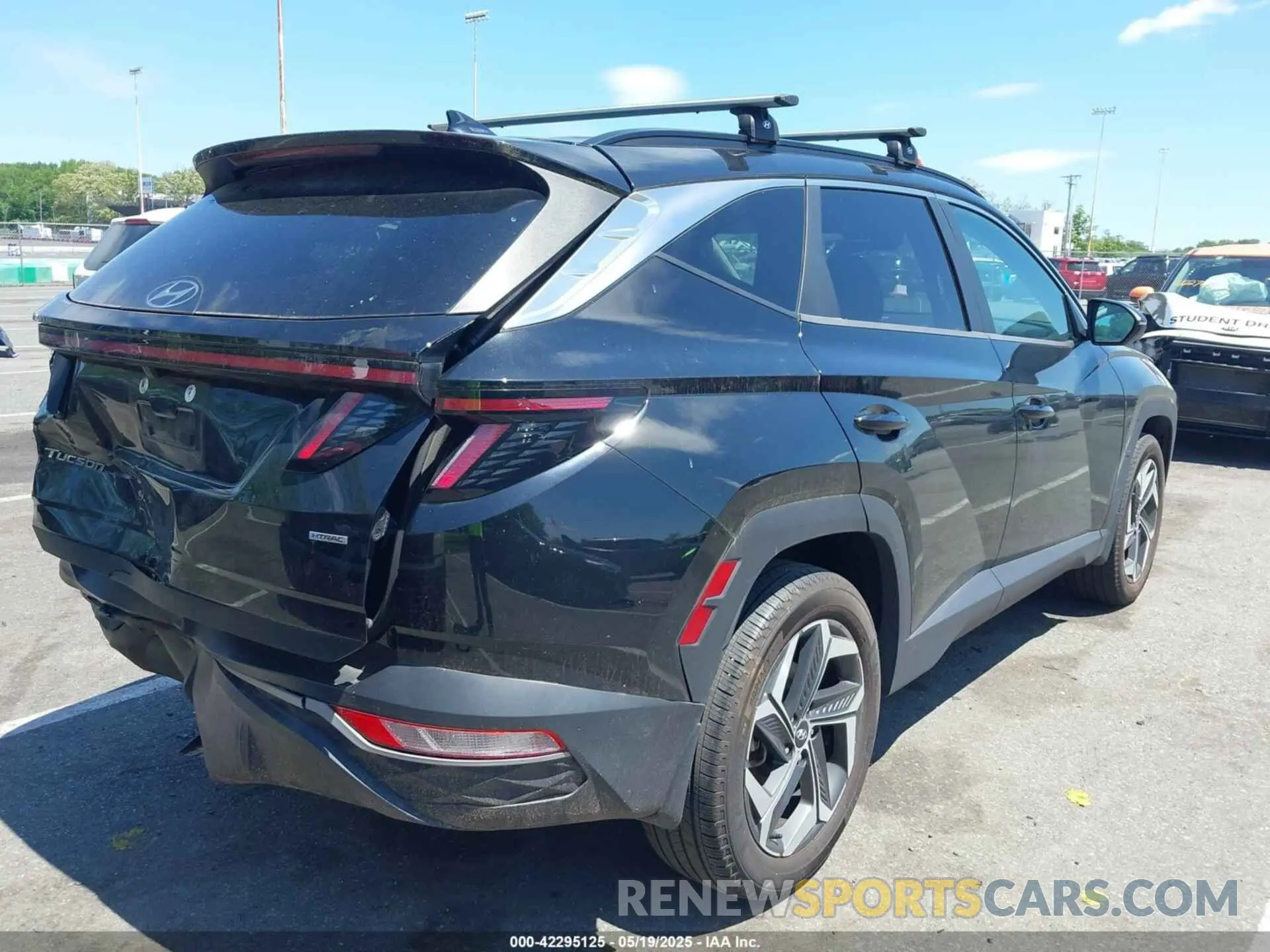 4 Photograph of a damaged car 5NMJFCAE5NH046879 HYUNDAI TUCSON 2022