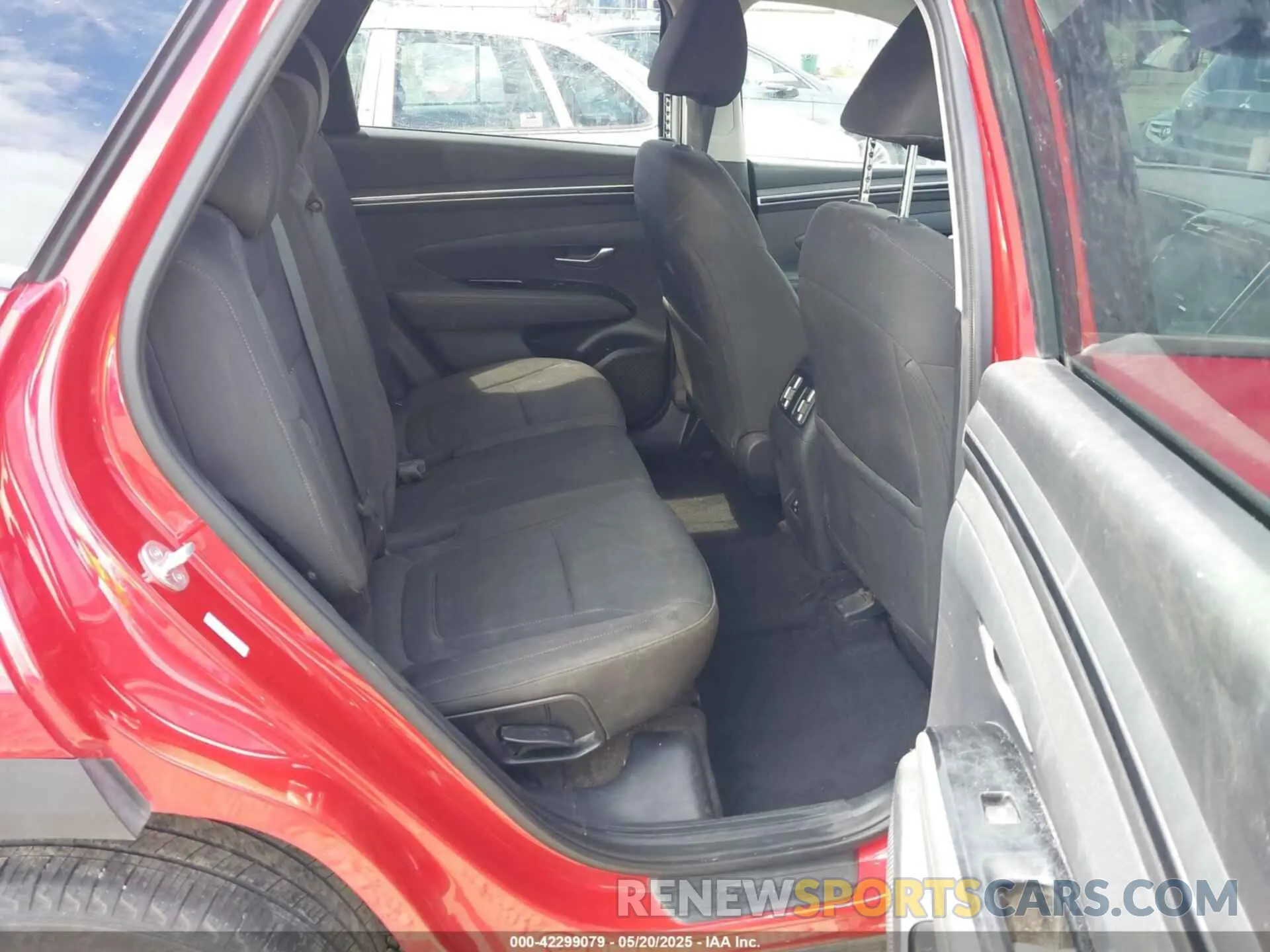 8 Photograph of a damaged car 5NMJFCAE5NH095662 HYUNDAI TUCSON 2022