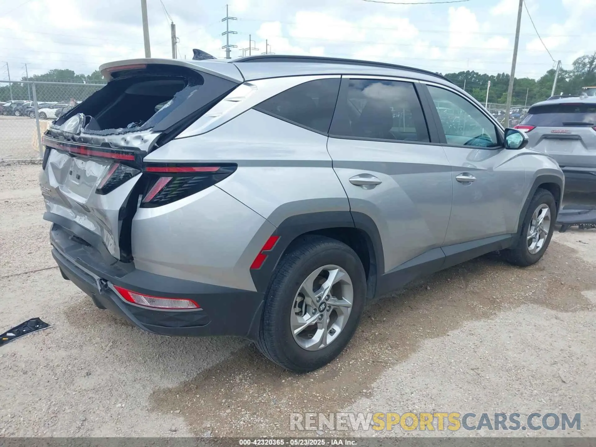 4 Photograph of a damaged car 5NMJB3AE0PH186093 HYUNDAI TUCSON 2023