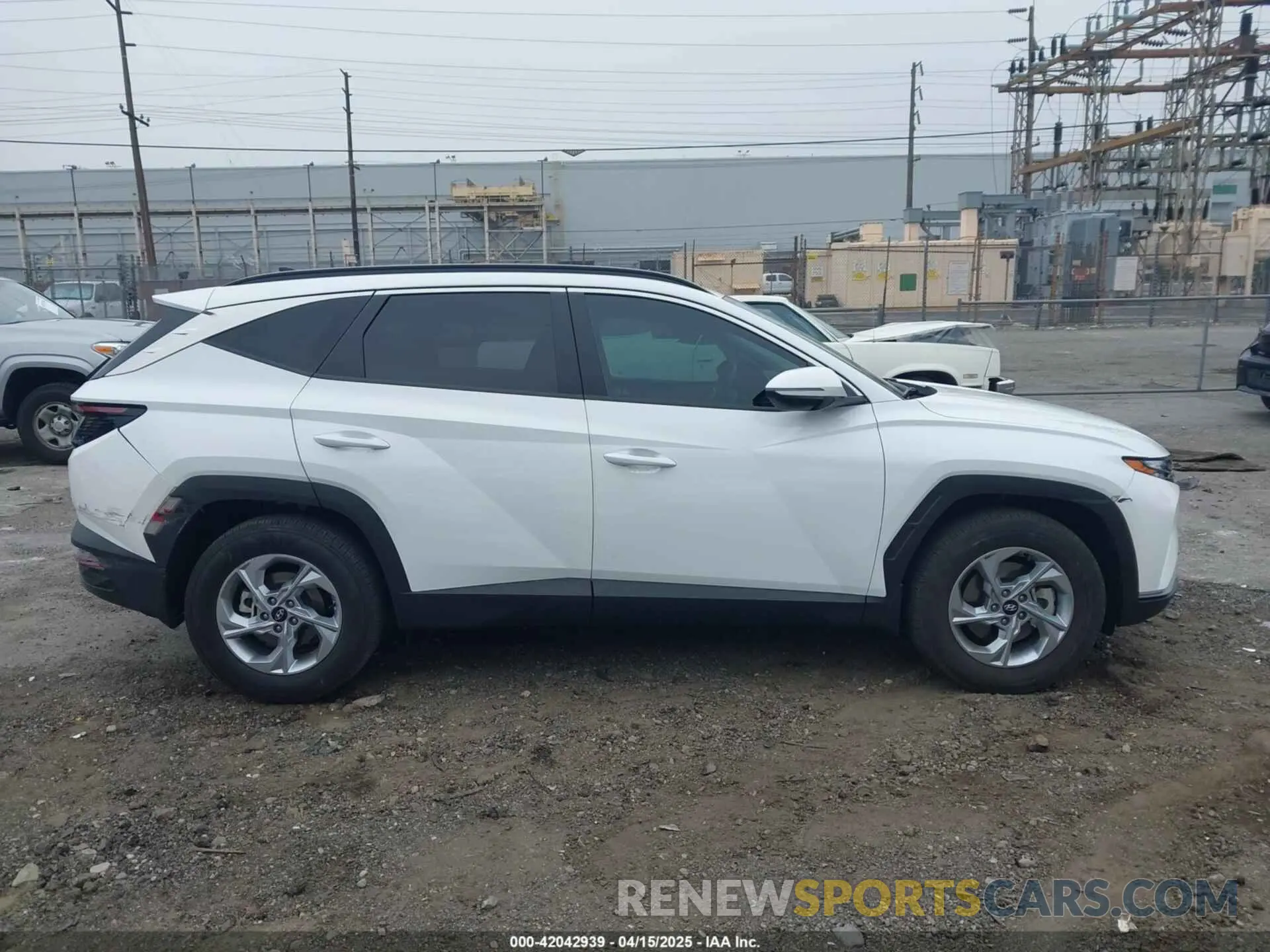 13 Photograph of a damaged car 5NMJB3AE6PH198295 HYUNDAI TUCSON 2023