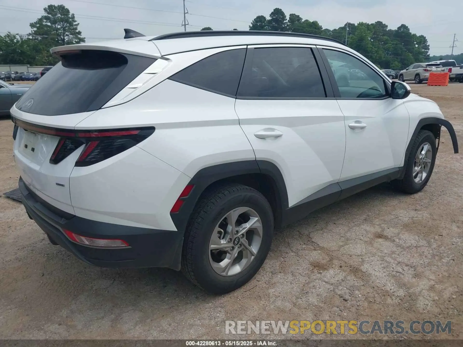 4 Photograph of a damaged car 5NMJBCAE2PH275003 HYUNDAI TUCSON 2023