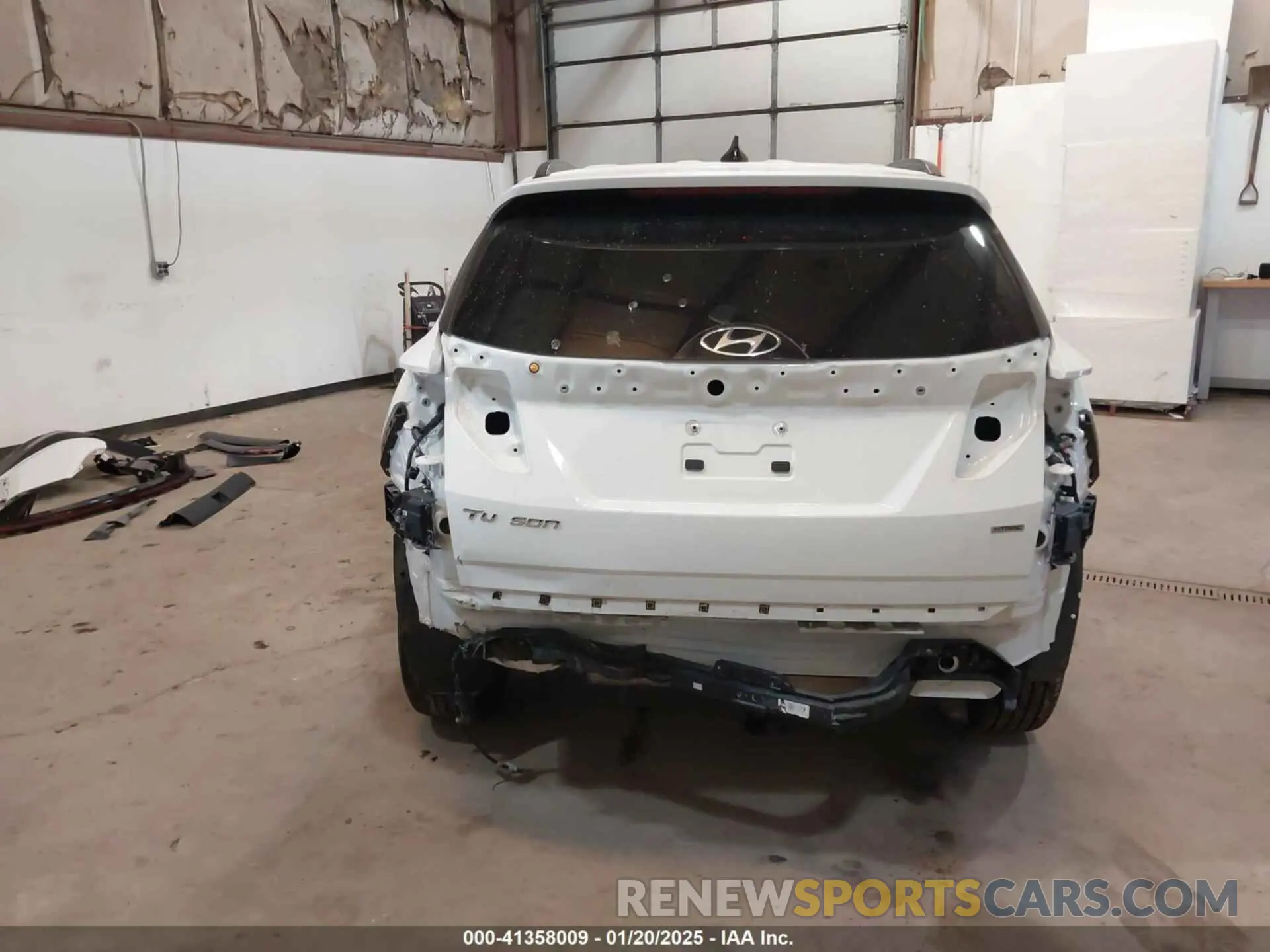 17 Photograph of a damaged car 5NMJBCAE4PH187585 HYUNDAI TUCSON 2023