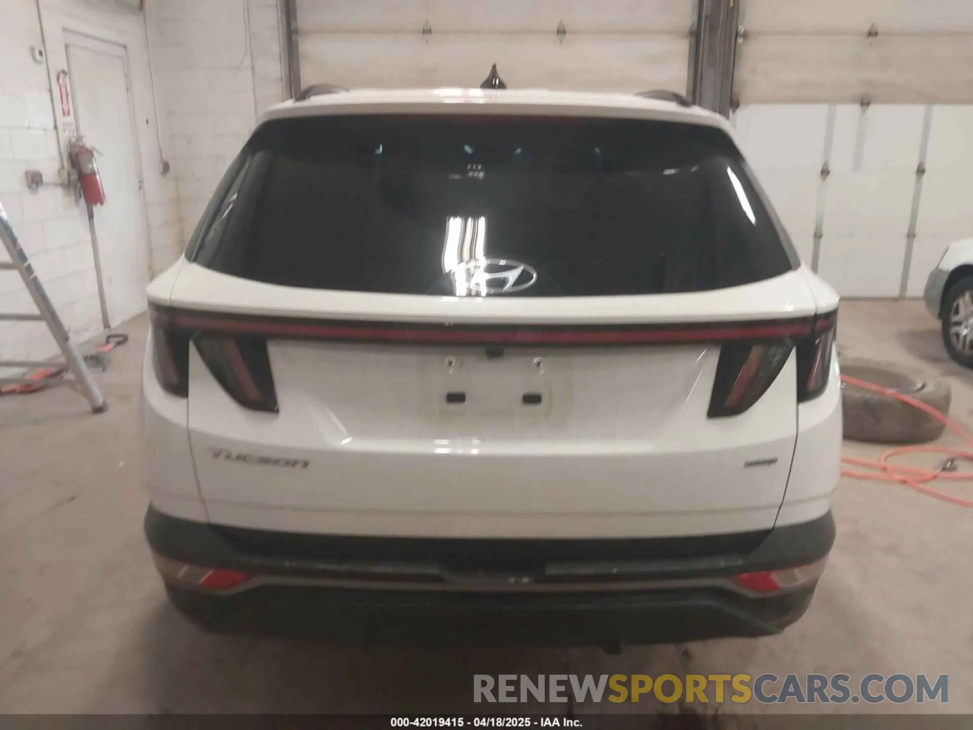 16 Photograph of a damaged car 5NMJBCAE9PH271742 HYUNDAI TUCSON 2023