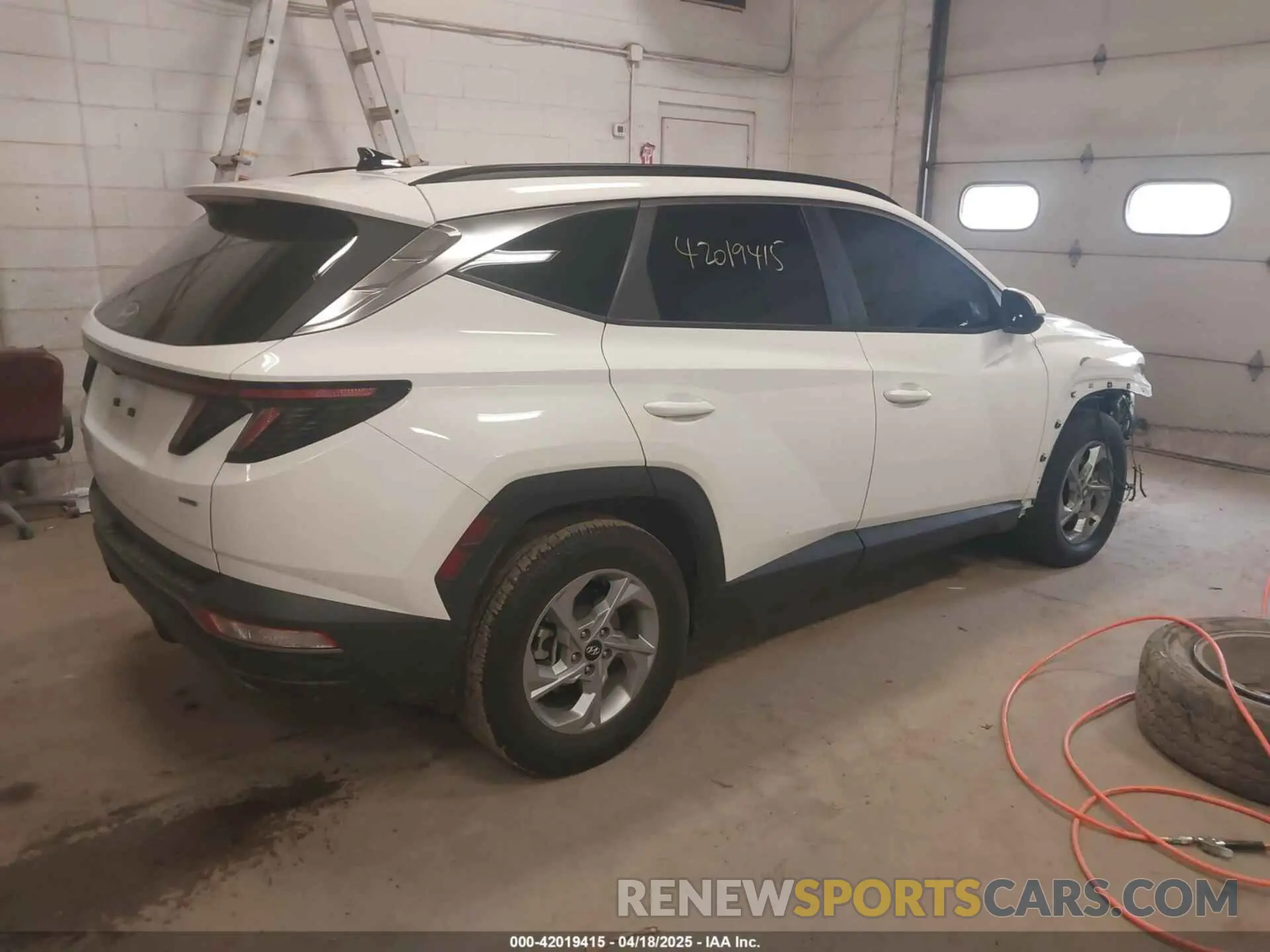 4 Photograph of a damaged car 5NMJBCAE9PH271742 HYUNDAI TUCSON 2023