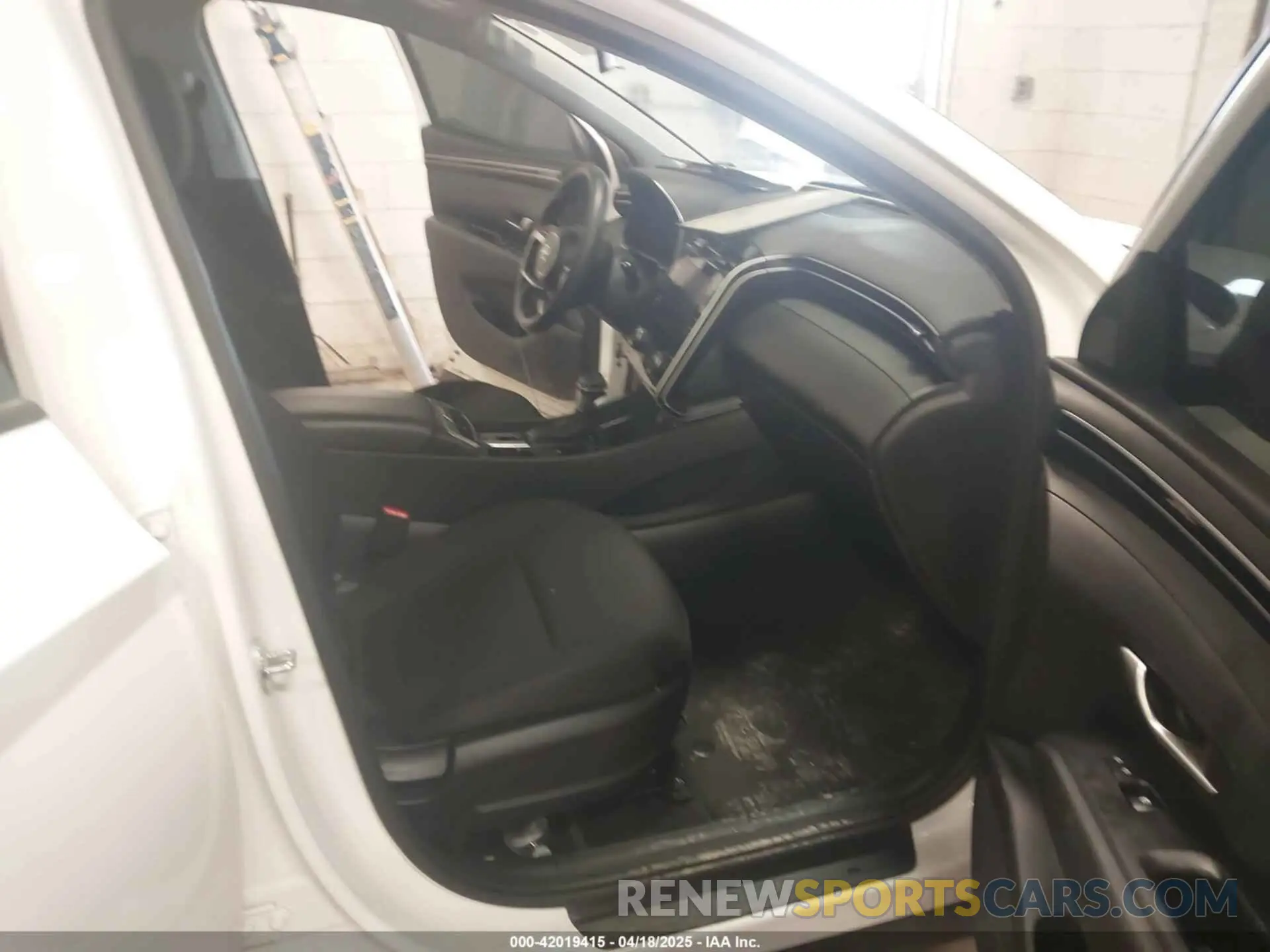 5 Photograph of a damaged car 5NMJBCAE9PH271742 HYUNDAI TUCSON 2023
