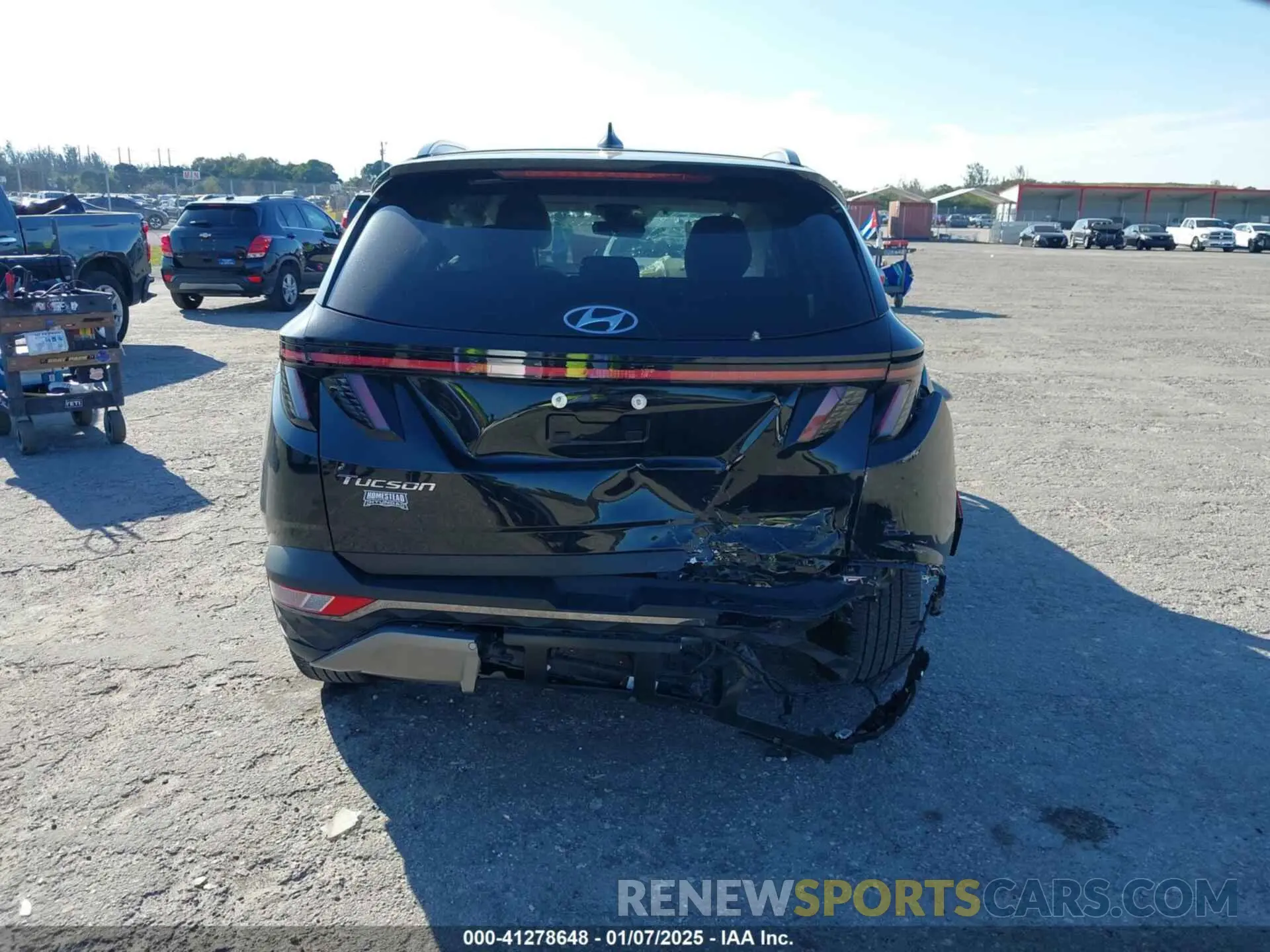 17 Photograph of a damaged car 5NMJE3AE2PH284372 HYUNDAI TUCSON 2023