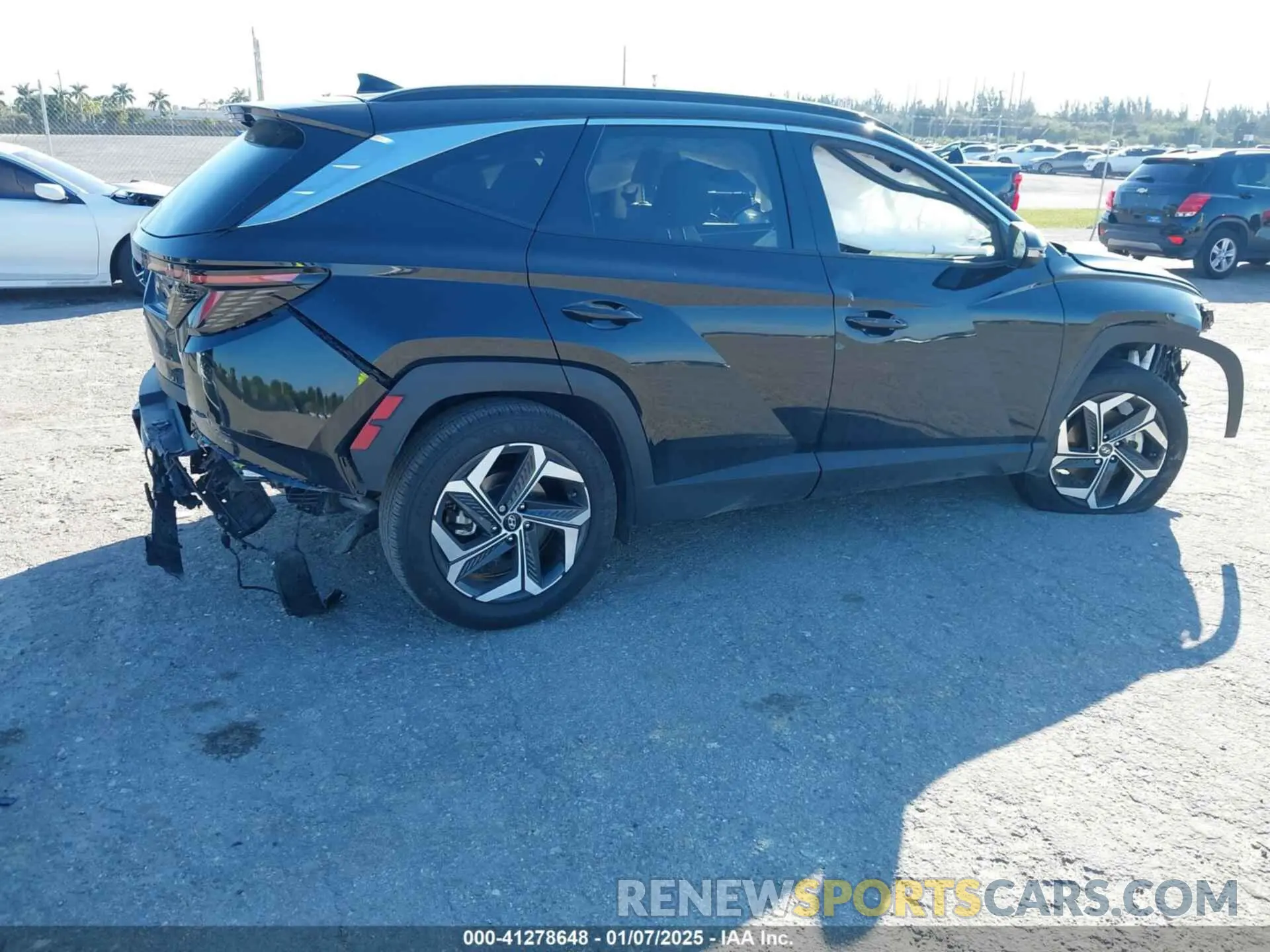 4 Photograph of a damaged car 5NMJE3AE2PH284372 HYUNDAI TUCSON 2023
