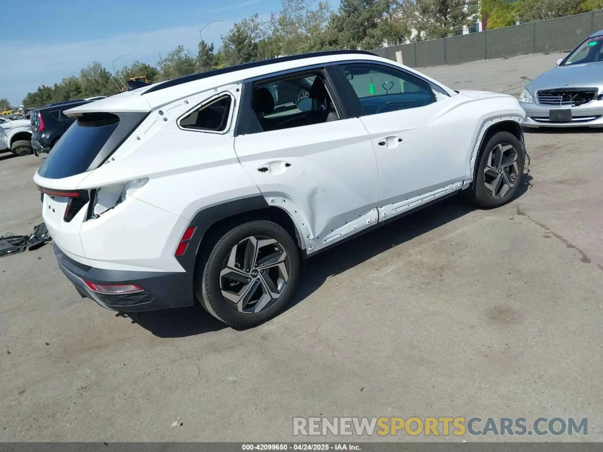 4 Photograph of a damaged car 5NMJF3AE1PH187998 HYUNDAI TUCSON 2023