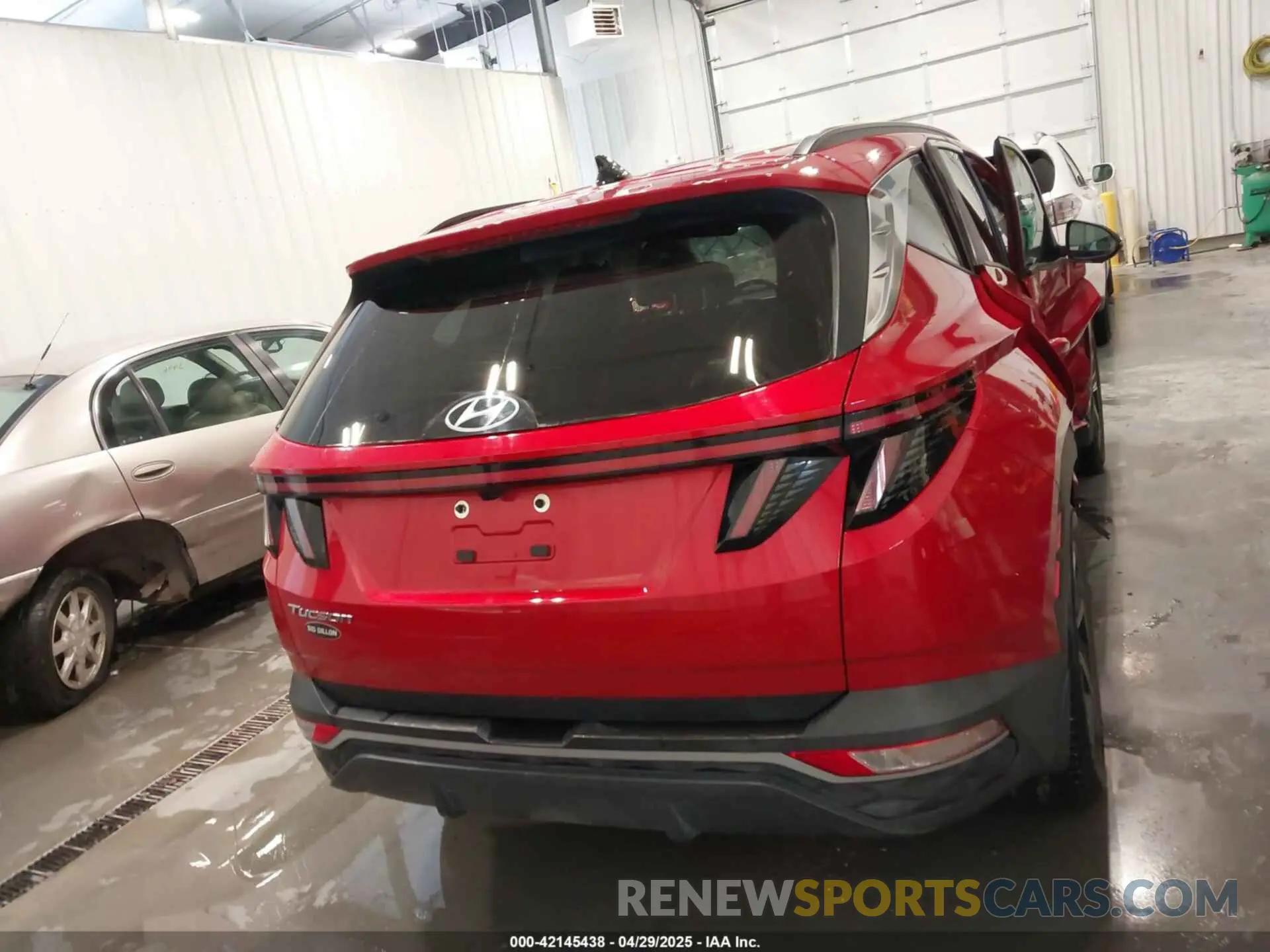 17 Photograph of a damaged car 5NMJF3AE8PH186380 HYUNDAI TUCSON 2023
