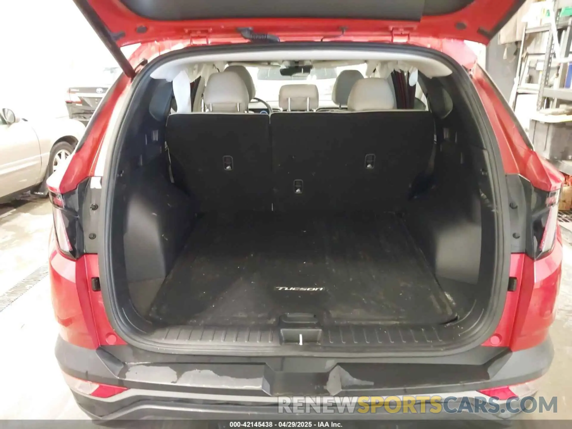 18 Photograph of a damaged car 5NMJF3AE8PH186380 HYUNDAI TUCSON 2023