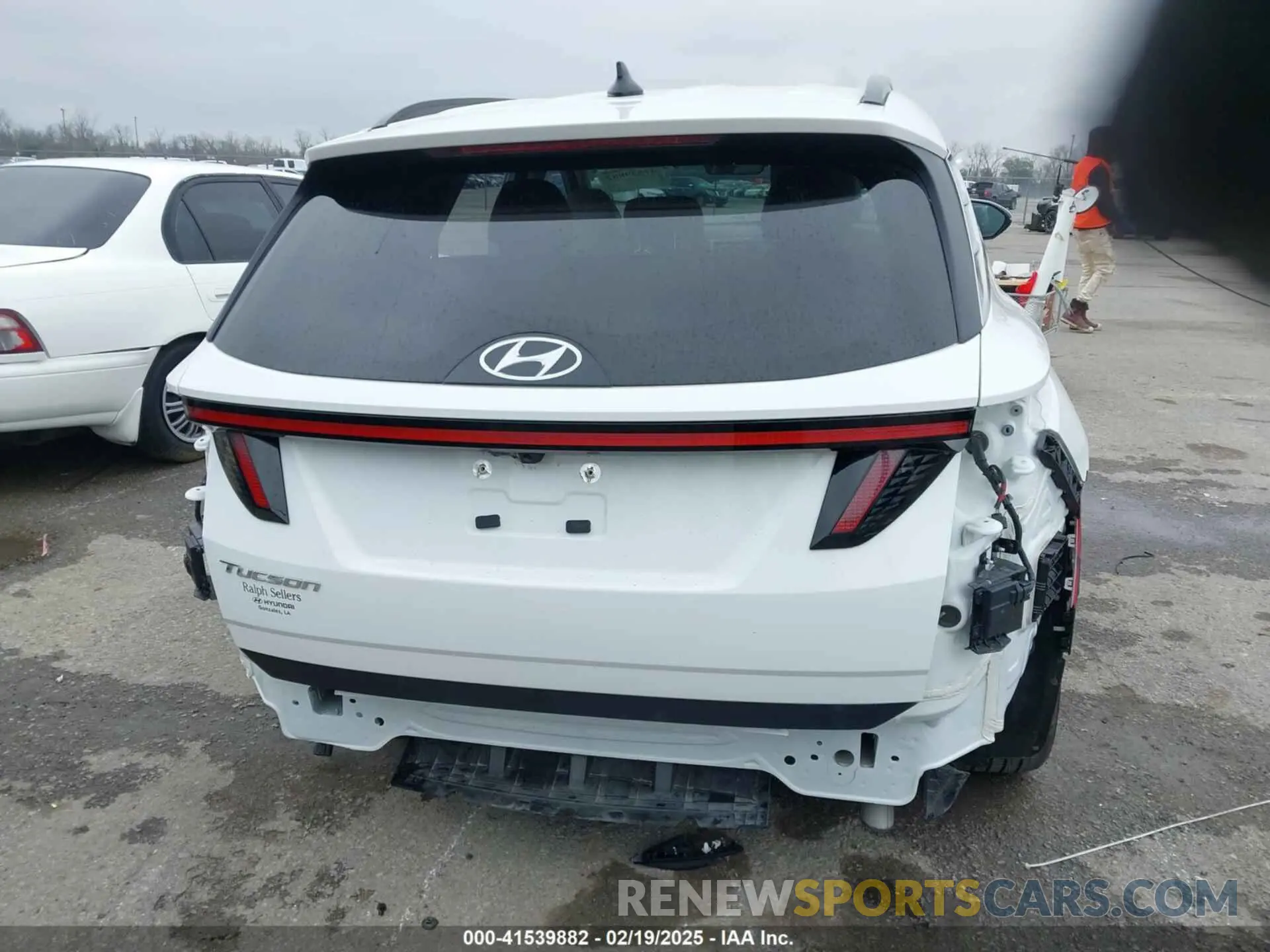 17 Photograph of a damaged car 5NMJF3AE8PH293249 HYUNDAI TUCSON 2023
