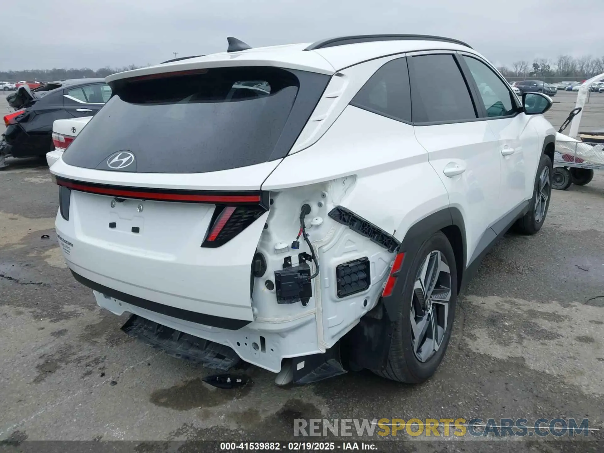 4 Photograph of a damaged car 5NMJF3AE8PH293249 HYUNDAI TUCSON 2023