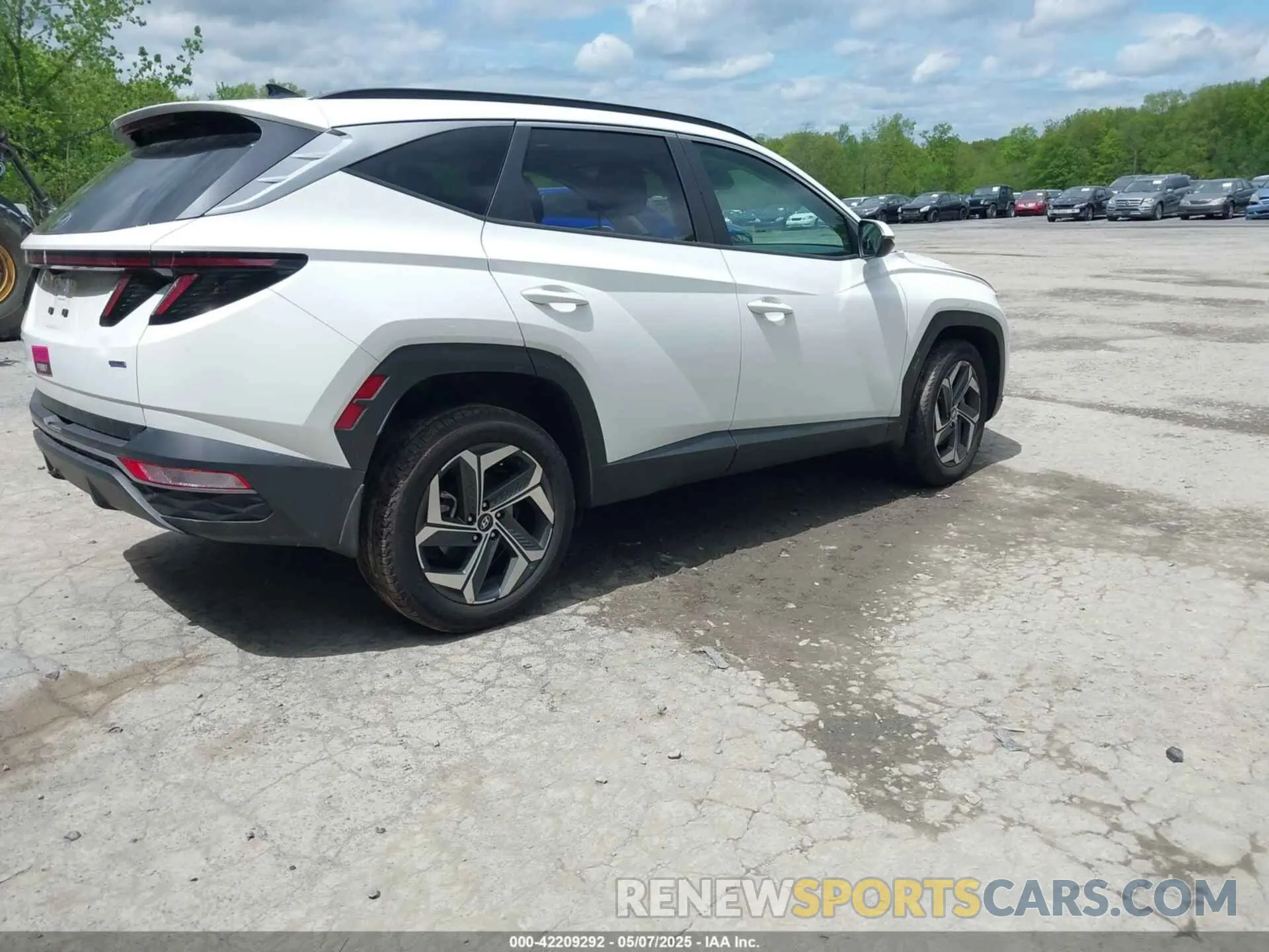 4 Photograph of a damaged car 5NMJFCAE2PH280903 HYUNDAI TUCSON 2023
