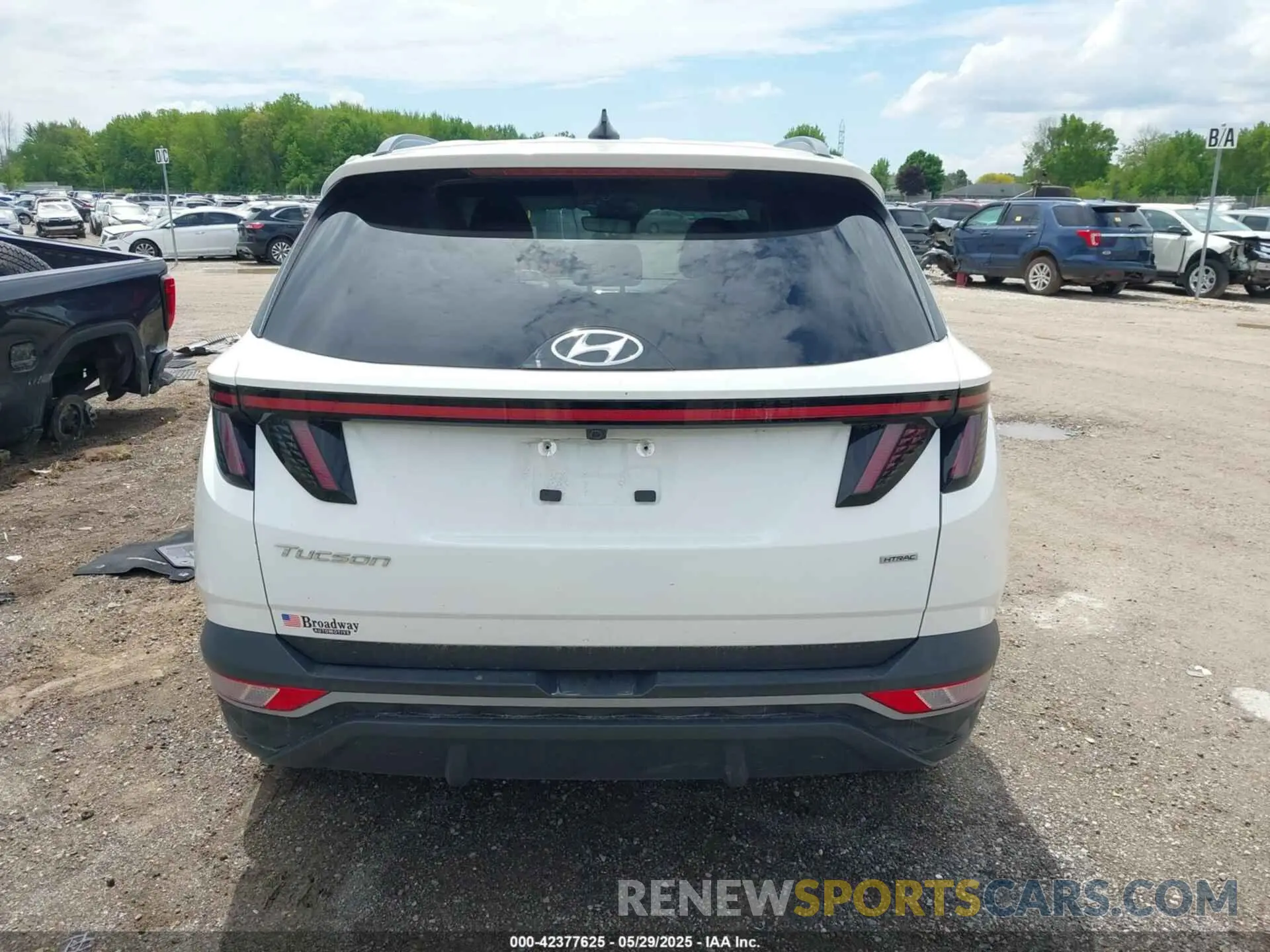 17 Photograph of a damaged car 5NMJFCAE4PH255890 HYUNDAI TUCSON 2023