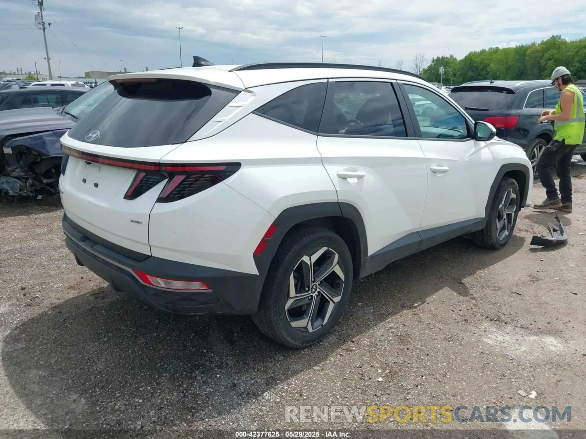 4 Photograph of a damaged car 5NMJFCAE4PH255890 HYUNDAI TUCSON 2023