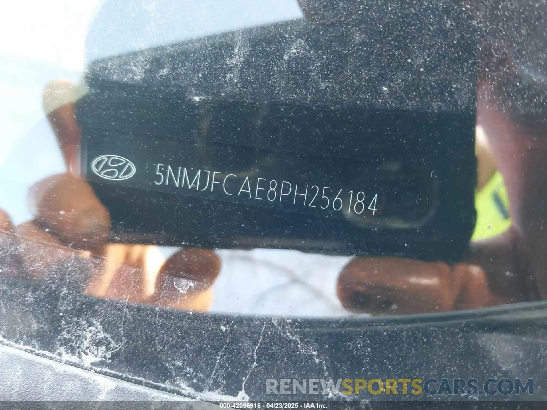 17 Photograph of a damaged car 5NMJFCAE8PH256184 HYUNDAI TUCSON 2023