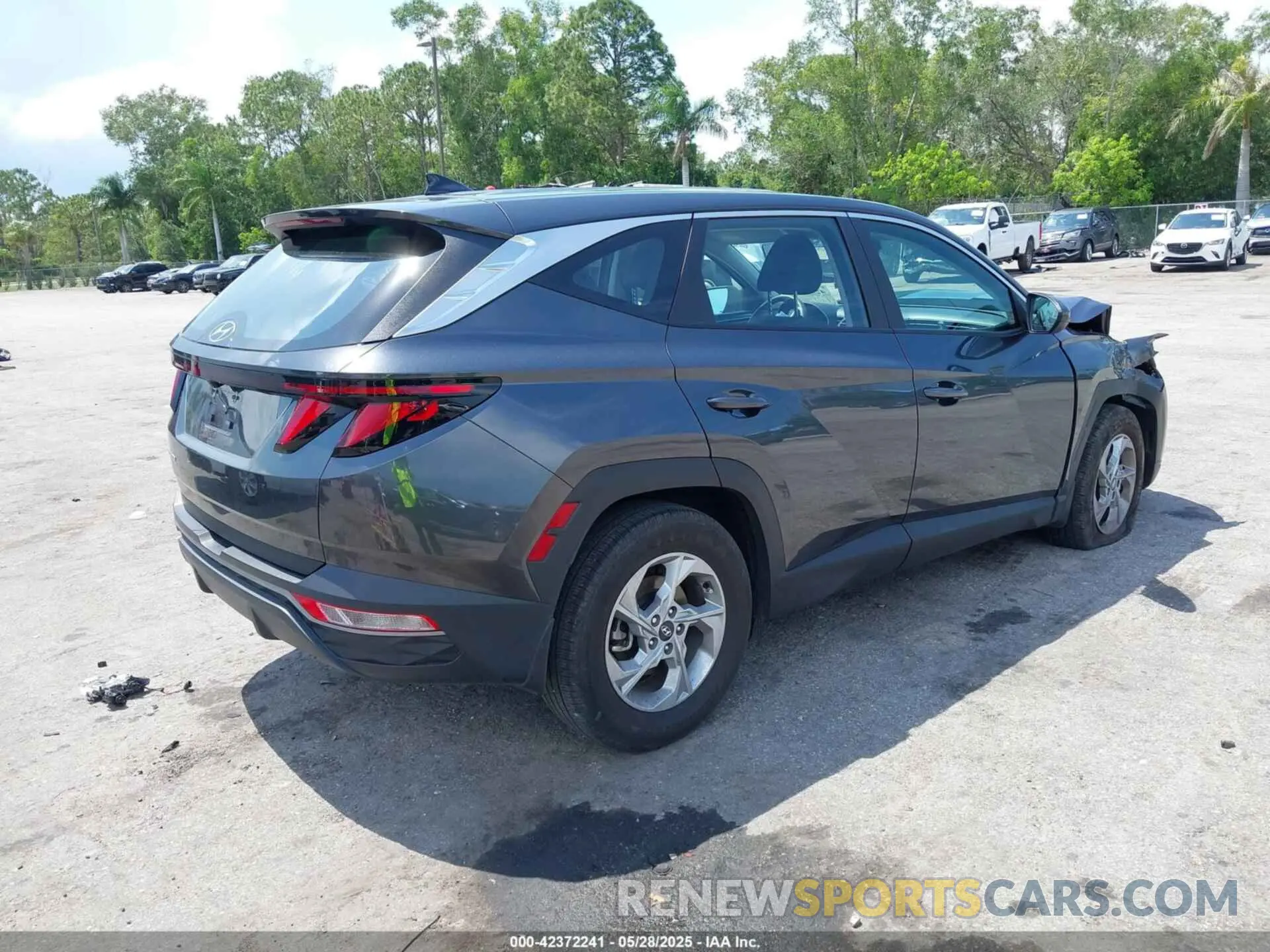 4 Photograph of a damaged car 5NMJA3DE2RH343740 HYUNDAI TUCSON 2024