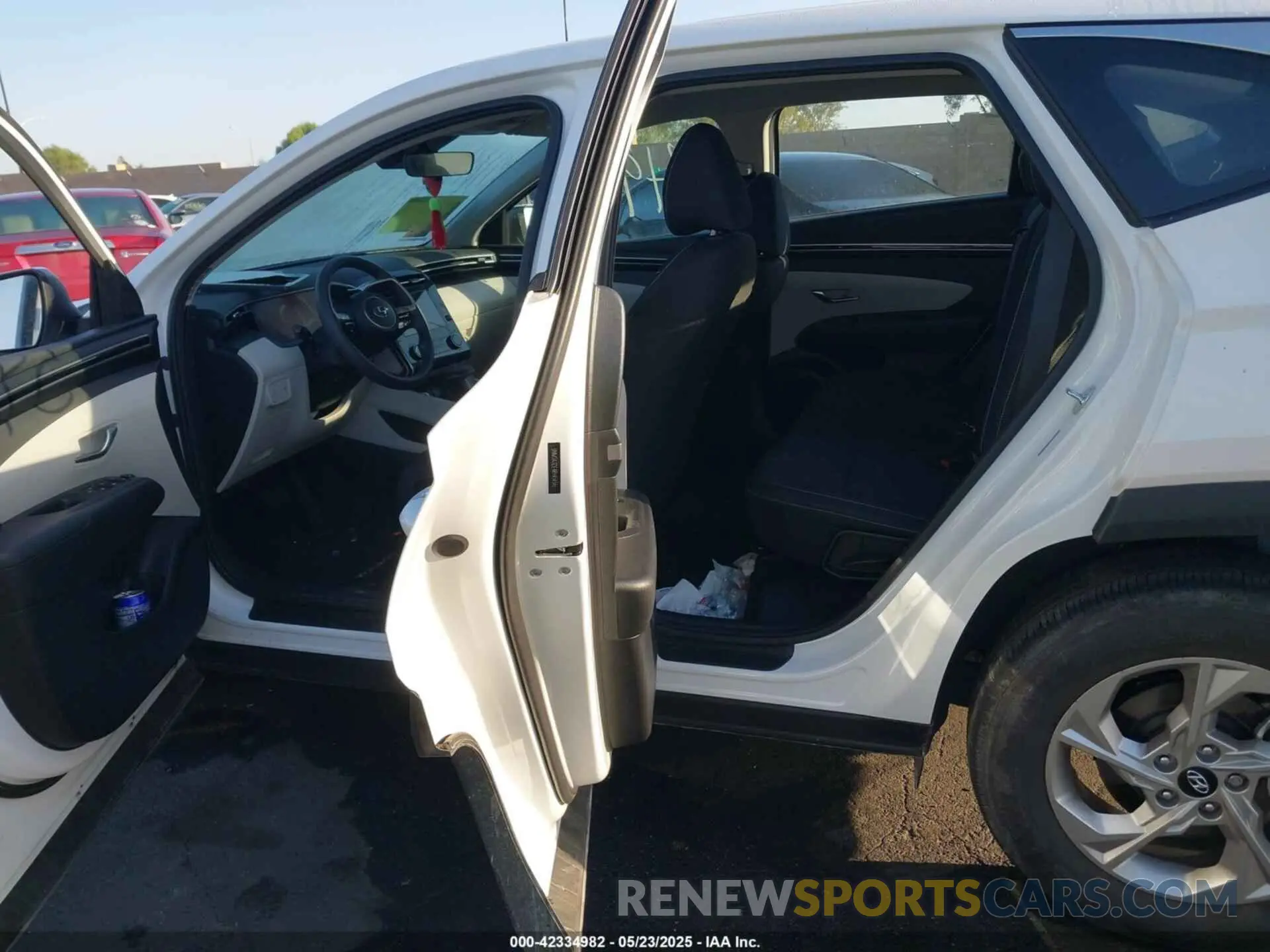 8 Photograph of a damaged car 5NMJA3DE4RH434346 HYUNDAI TUCSON 2024