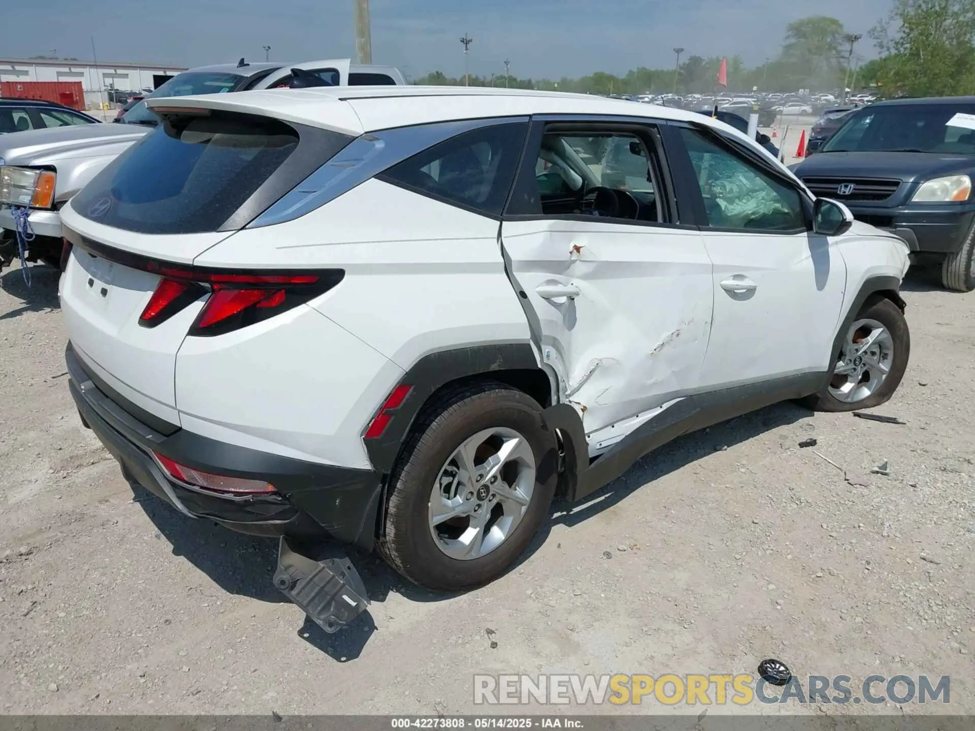 4 Photograph of a damaged car 5NMJA3DE7RH378290 HYUNDAI TUCSON 2024