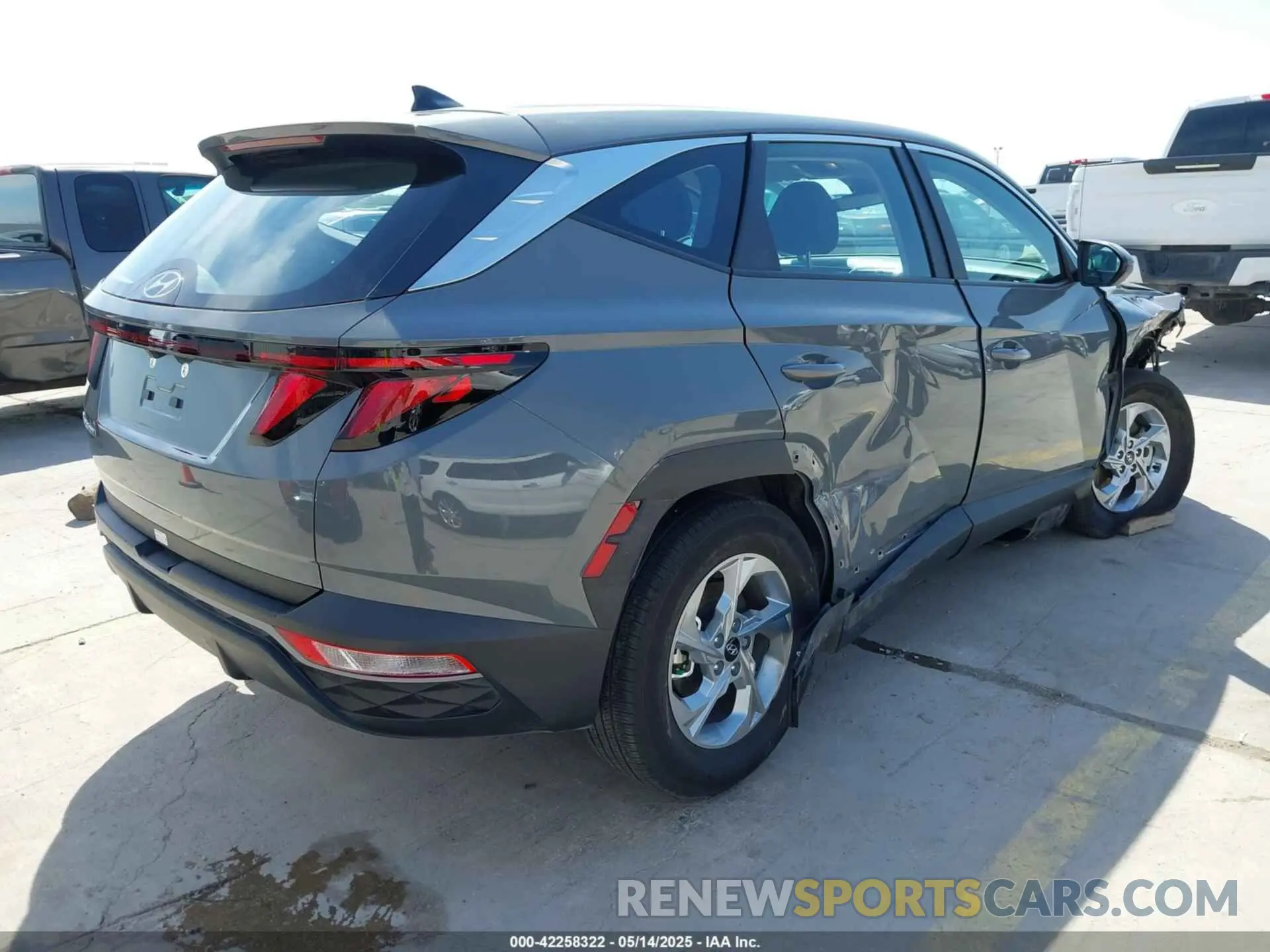 4 Photograph of a damaged car 5NMJA3DE7RH439931 HYUNDAI TUCSON 2024