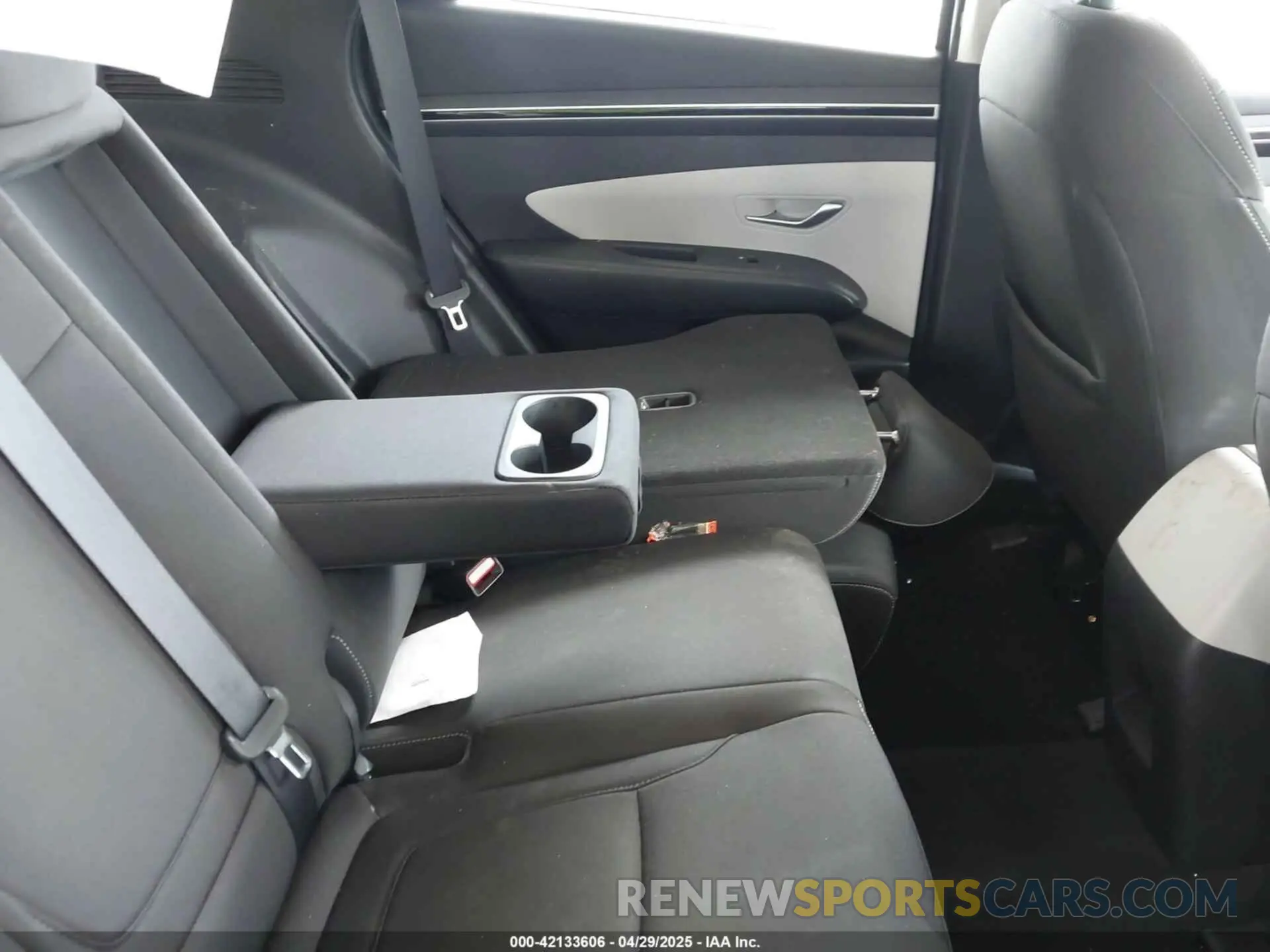 8 Photograph of a damaged car 5NMJA3DE8RH303131 HYUNDAI TUCSON 2024