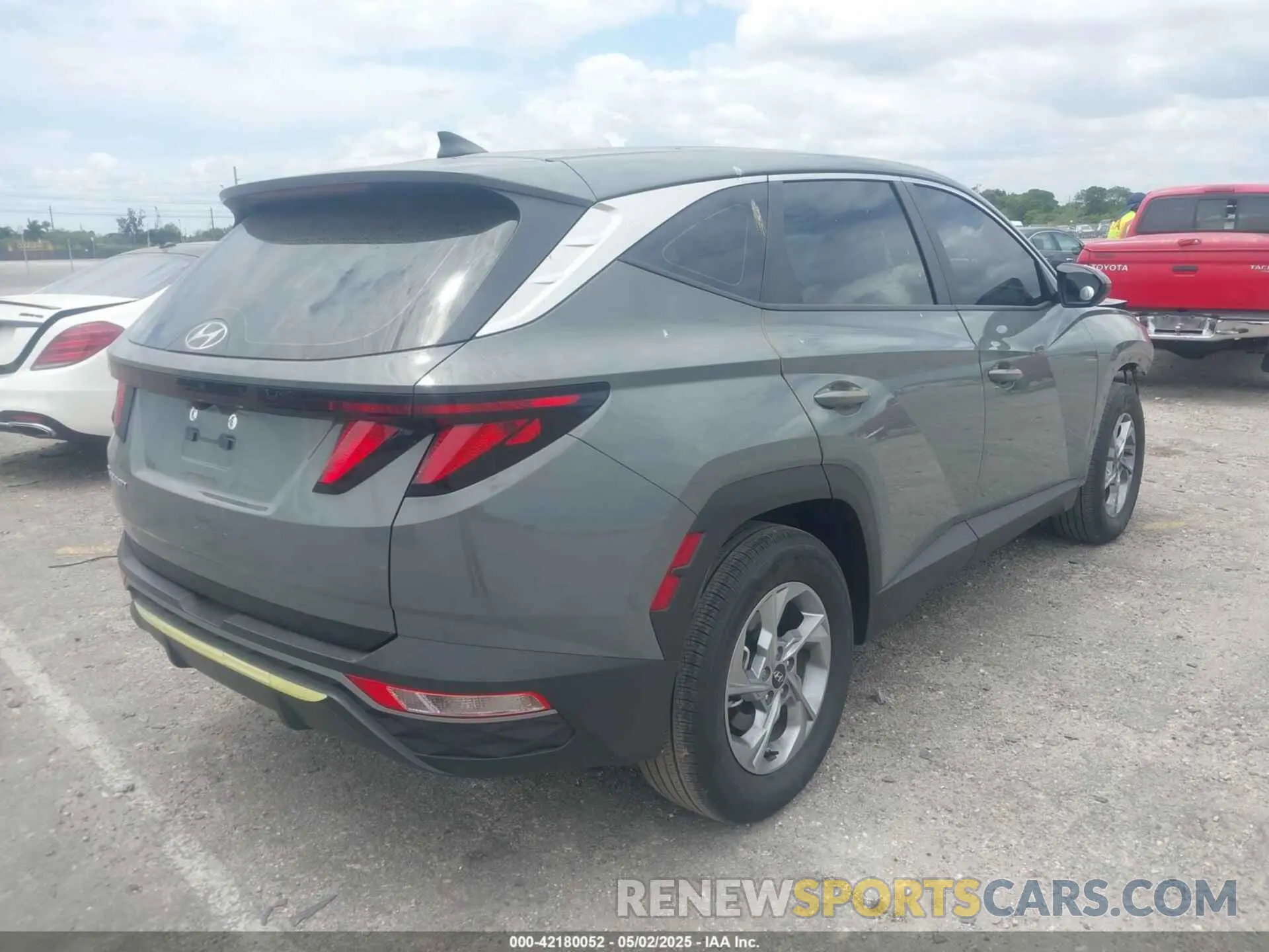 4 Photograph of a damaged car 5NMJA3DE8RH374989 HYUNDAI TUCSON 2024