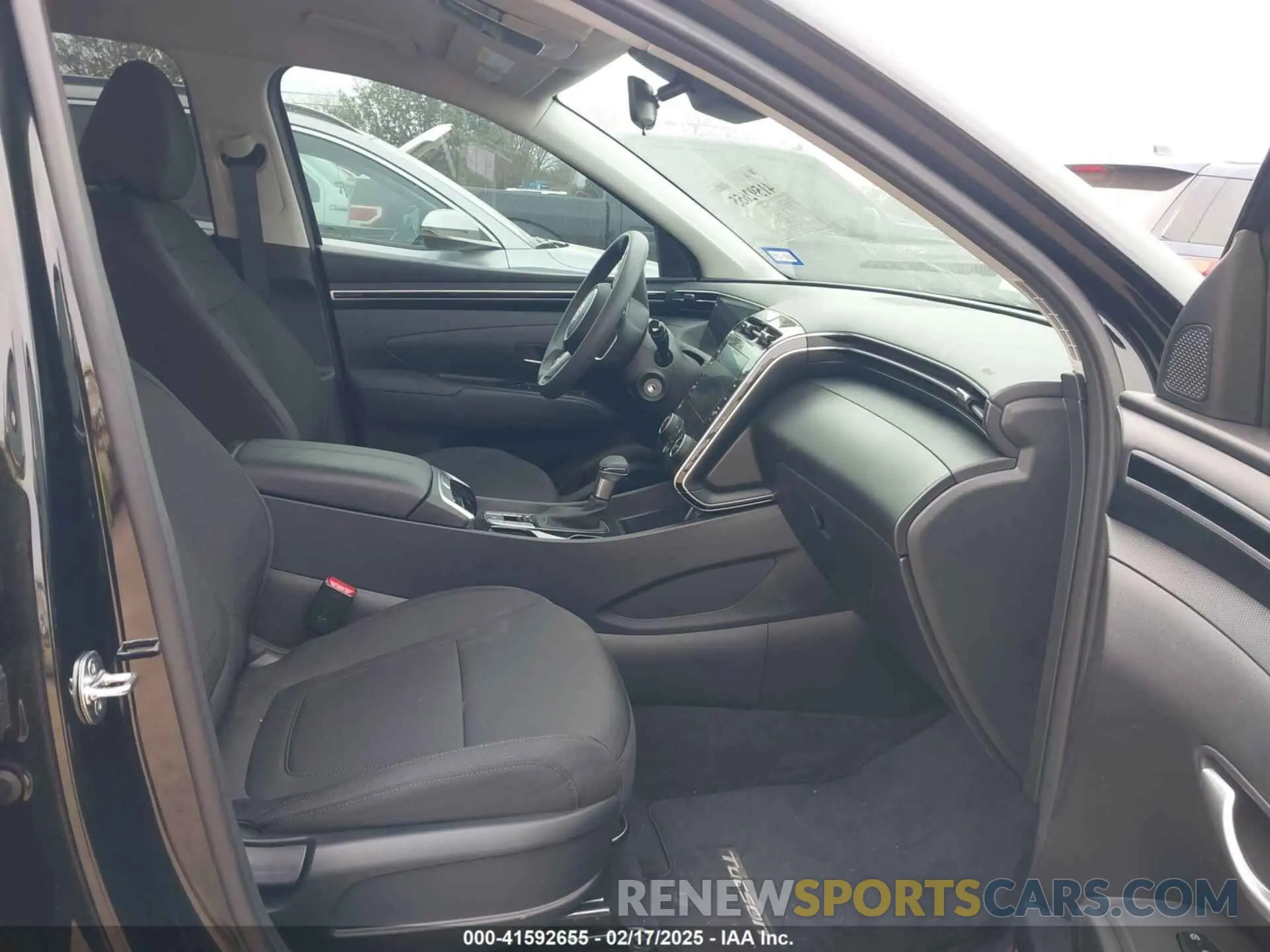 5 Photograph of a damaged car 5NMJA3DE8RH439856 HYUNDAI TUCSON 2024