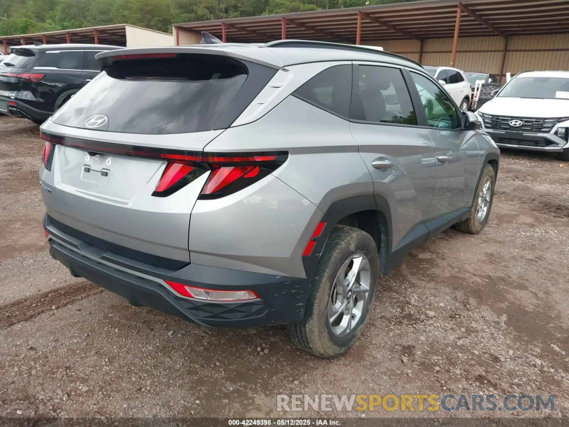 4 Photograph of a damaged car 5NMJB3DE0RH327145 HYUNDAI TUCSON 2024