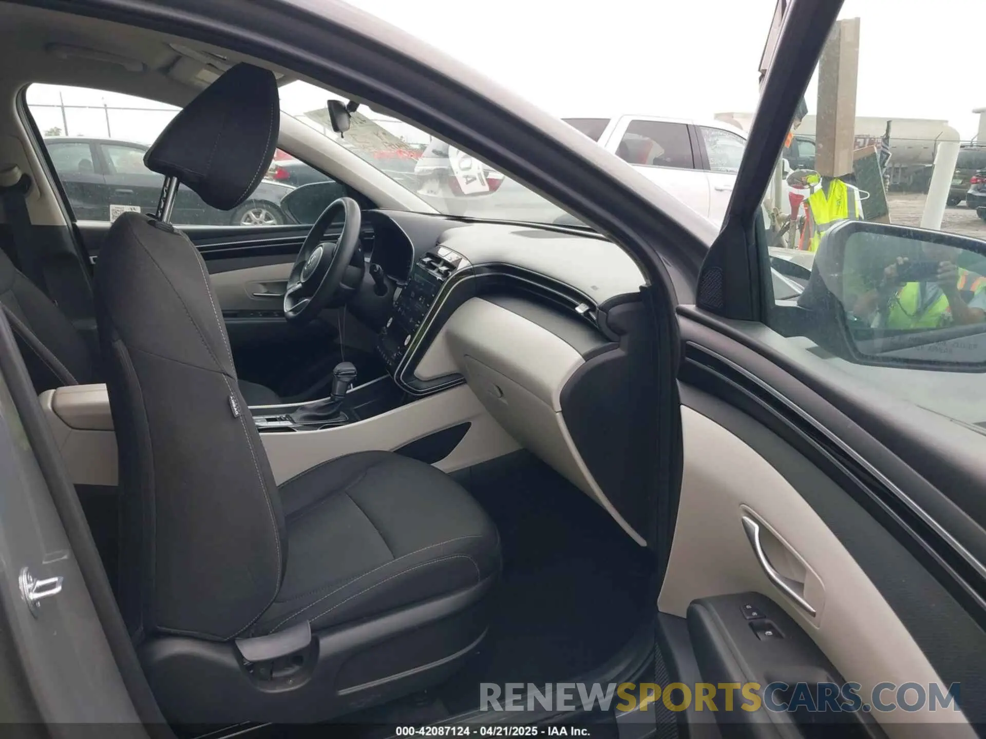 5 Photograph of a damaged car 5NMJB3DE0RH361098 HYUNDAI TUCSON 2024