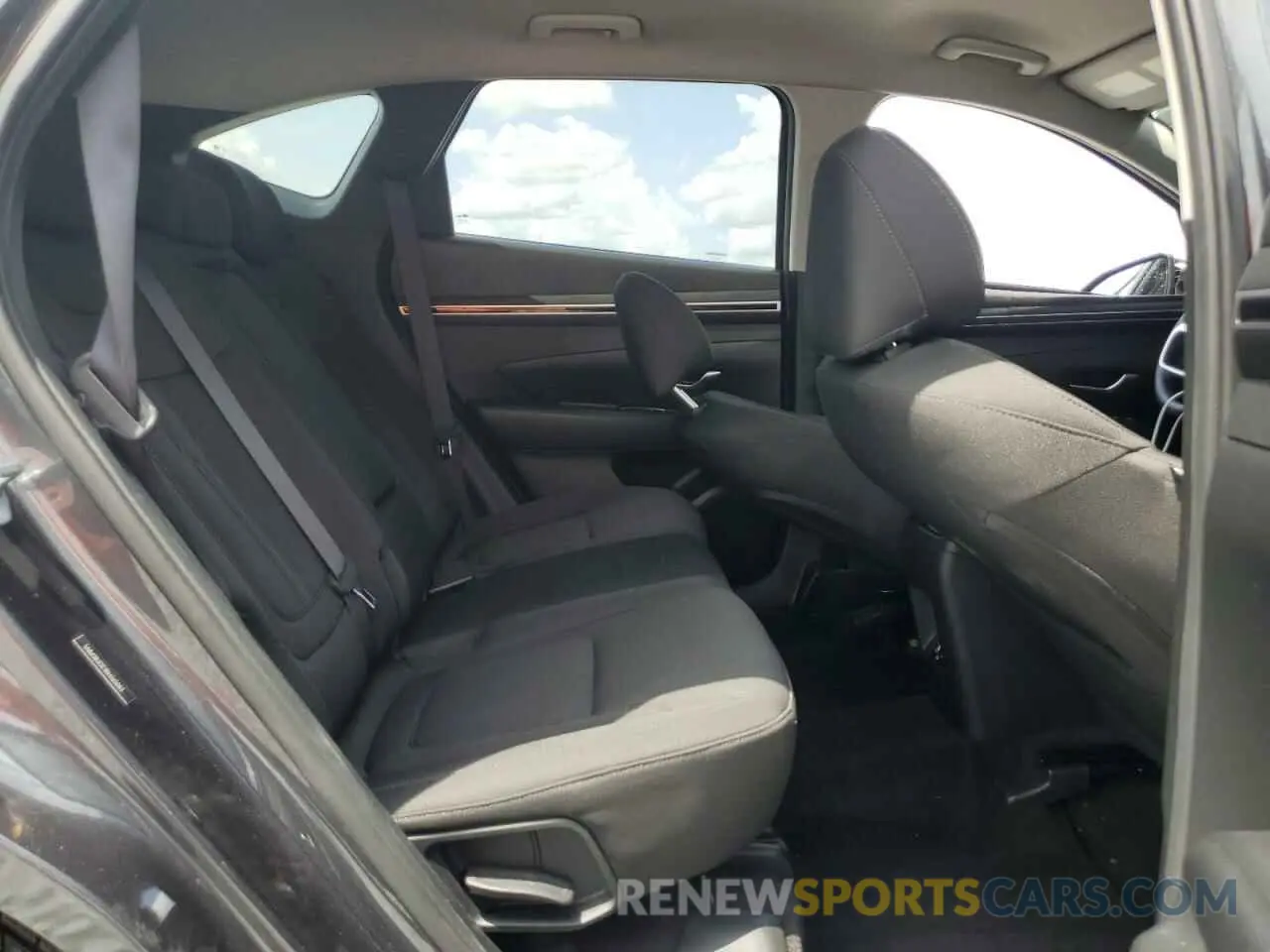11 Photograph of a damaged car 5NMJB3DE1RH365063 HYUNDAI TUCSON 2024