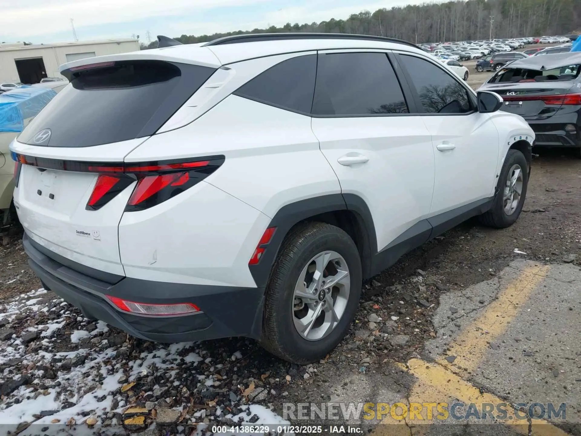 4 Photograph of a damaged car 5NMJB3DE7RH372356 HYUNDAI TUCSON 2024