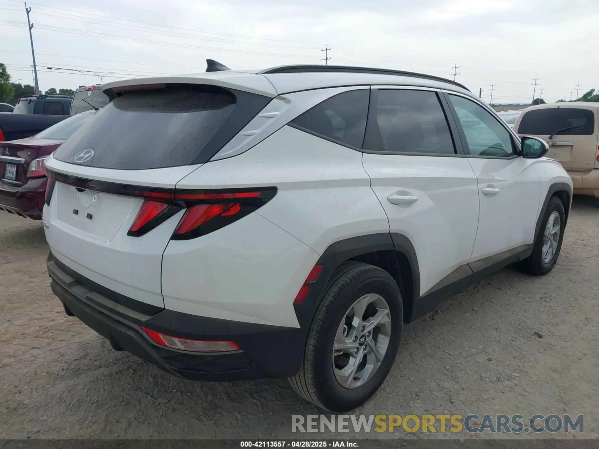 4 Photograph of a damaged car 5NMJB3DE7RH427985 HYUNDAI TUCSON 2024