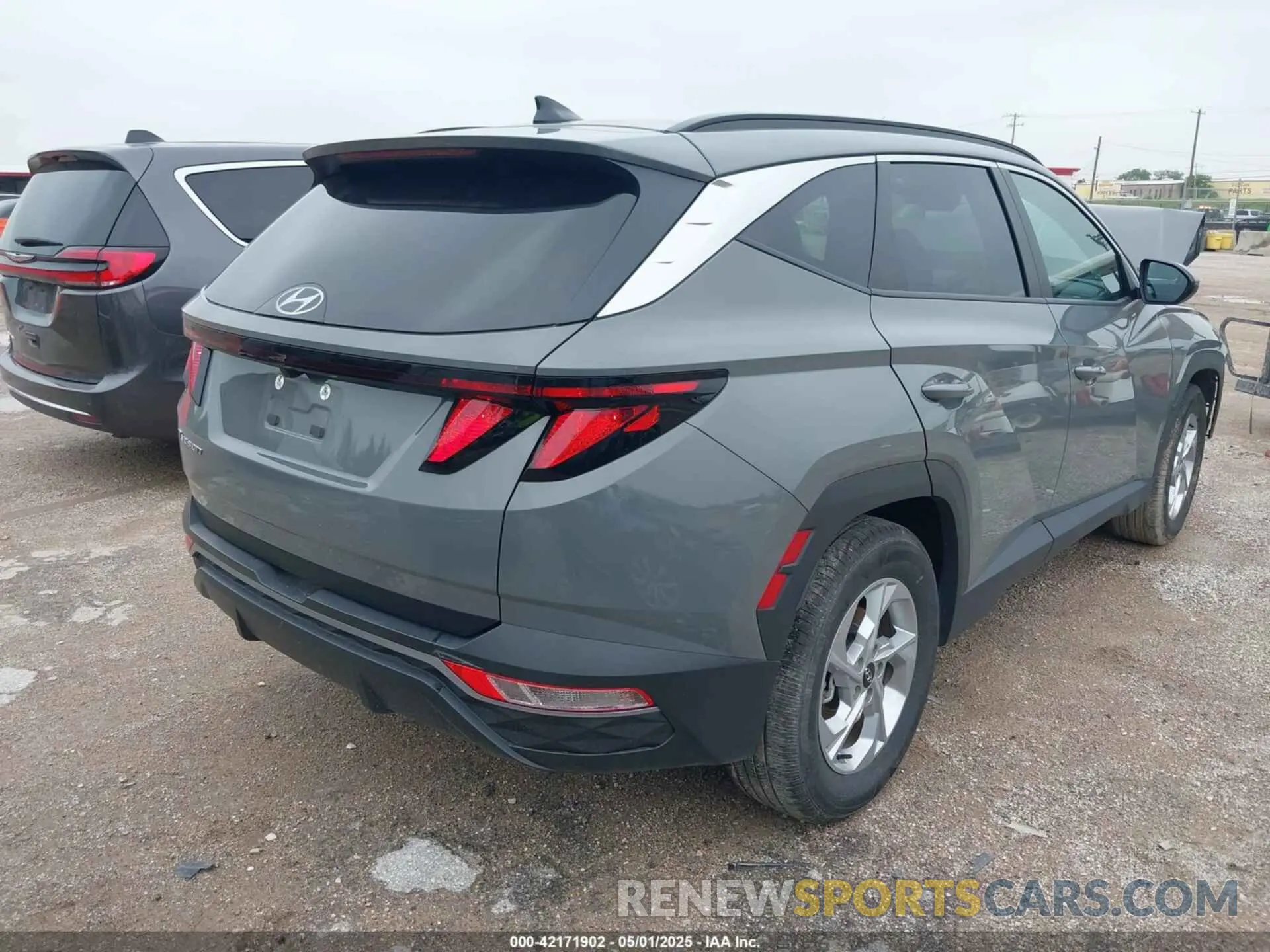 4 Photograph of a damaged car 5NMJB3DEXRH402840 HYUNDAI TUCSON 2024