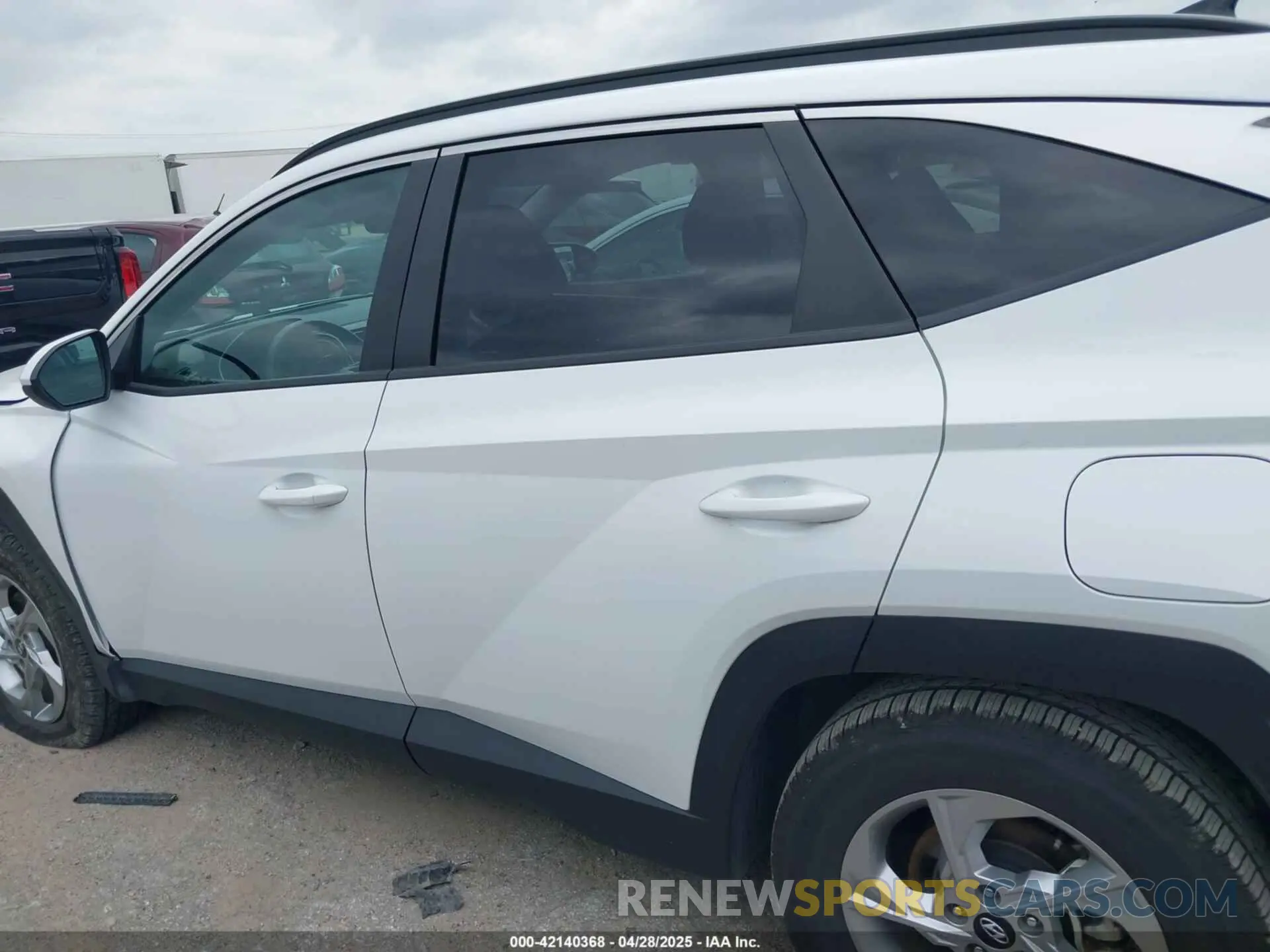 14 Photograph of a damaged car 5NMJBCDE1RH295953 HYUNDAI TUCSON 2024