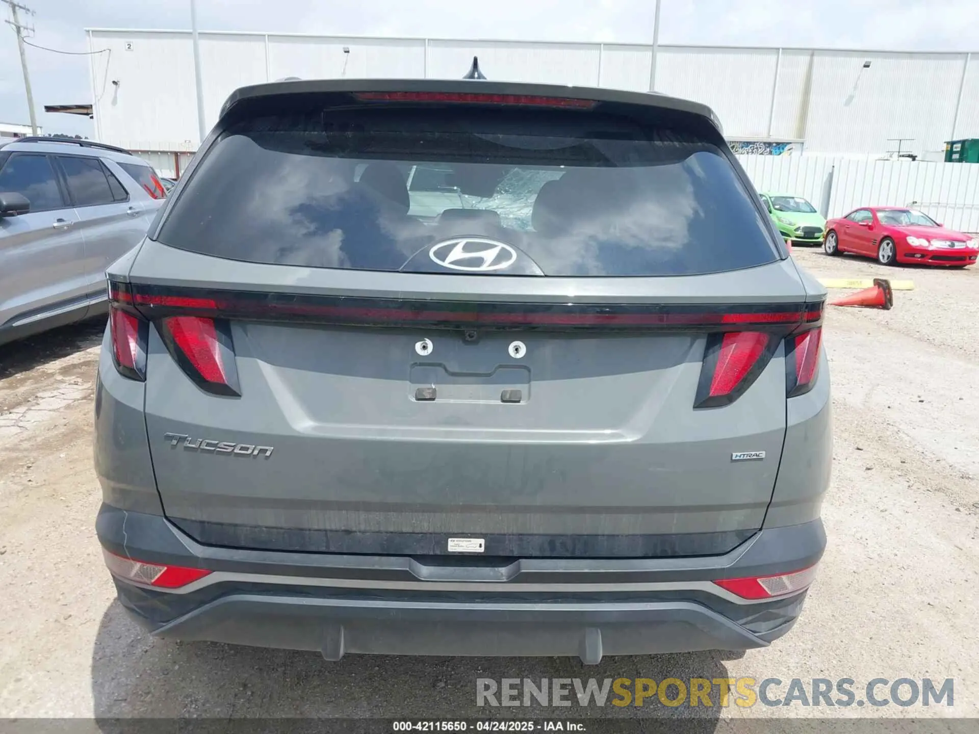 17 Photograph of a damaged car 5NMJBCDE1RH340504 HYUNDAI TUCSON 2024