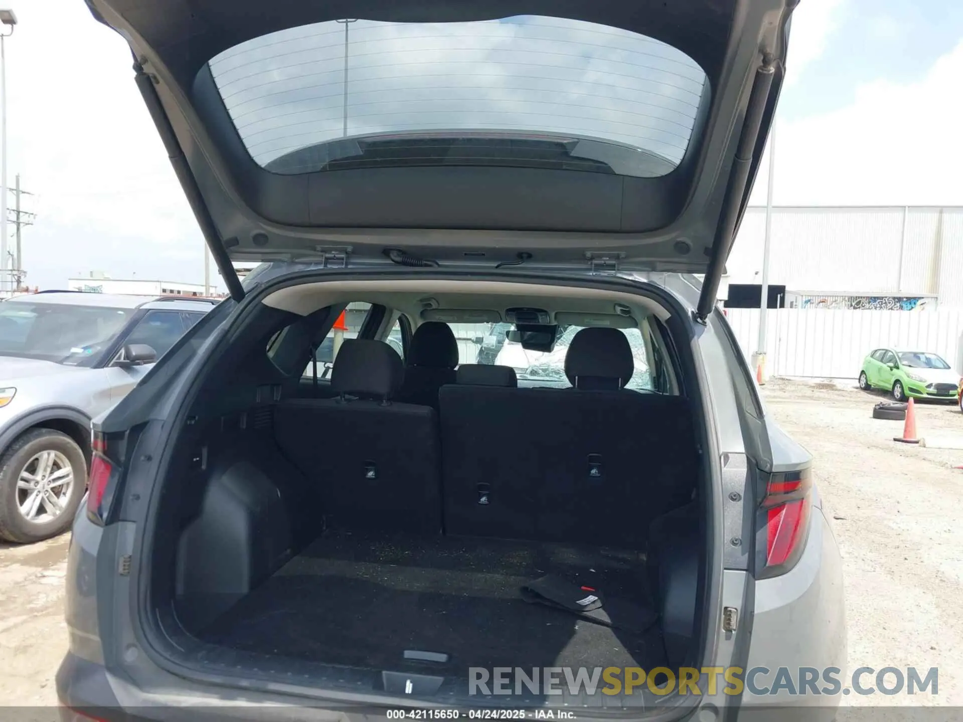 18 Photograph of a damaged car 5NMJBCDE1RH340504 HYUNDAI TUCSON 2024