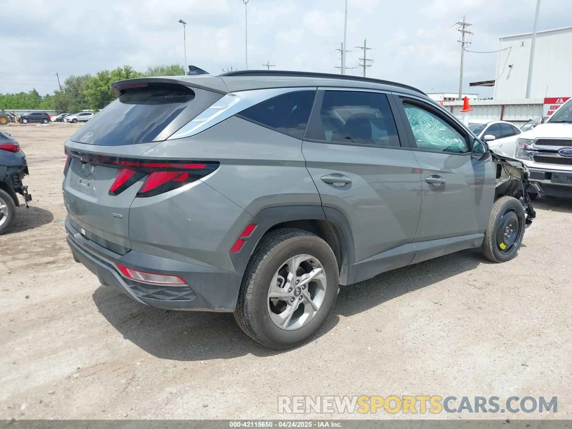 4 Photograph of a damaged car 5NMJBCDE1RH340504 HYUNDAI TUCSON 2024