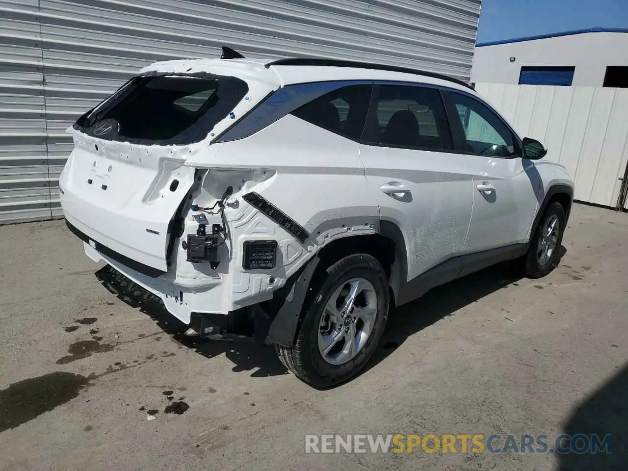 3 Photograph of a damaged car 5NMJBCDE4RH385954 HYUNDAI TUCSON 2024