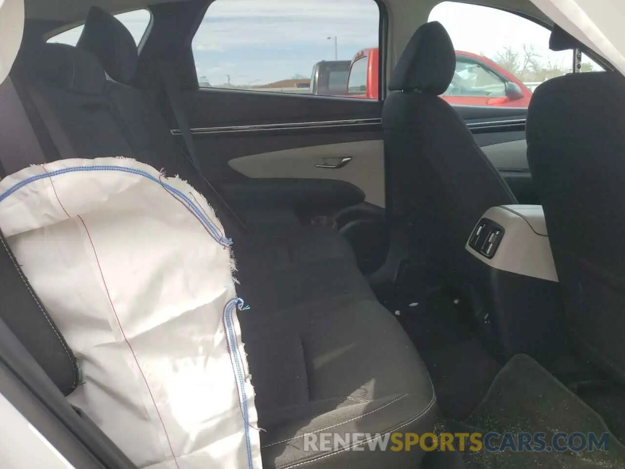 12 Photograph of a damaged car 5NMJBCDE4RH393567 HYUNDAI TUCSON 2024