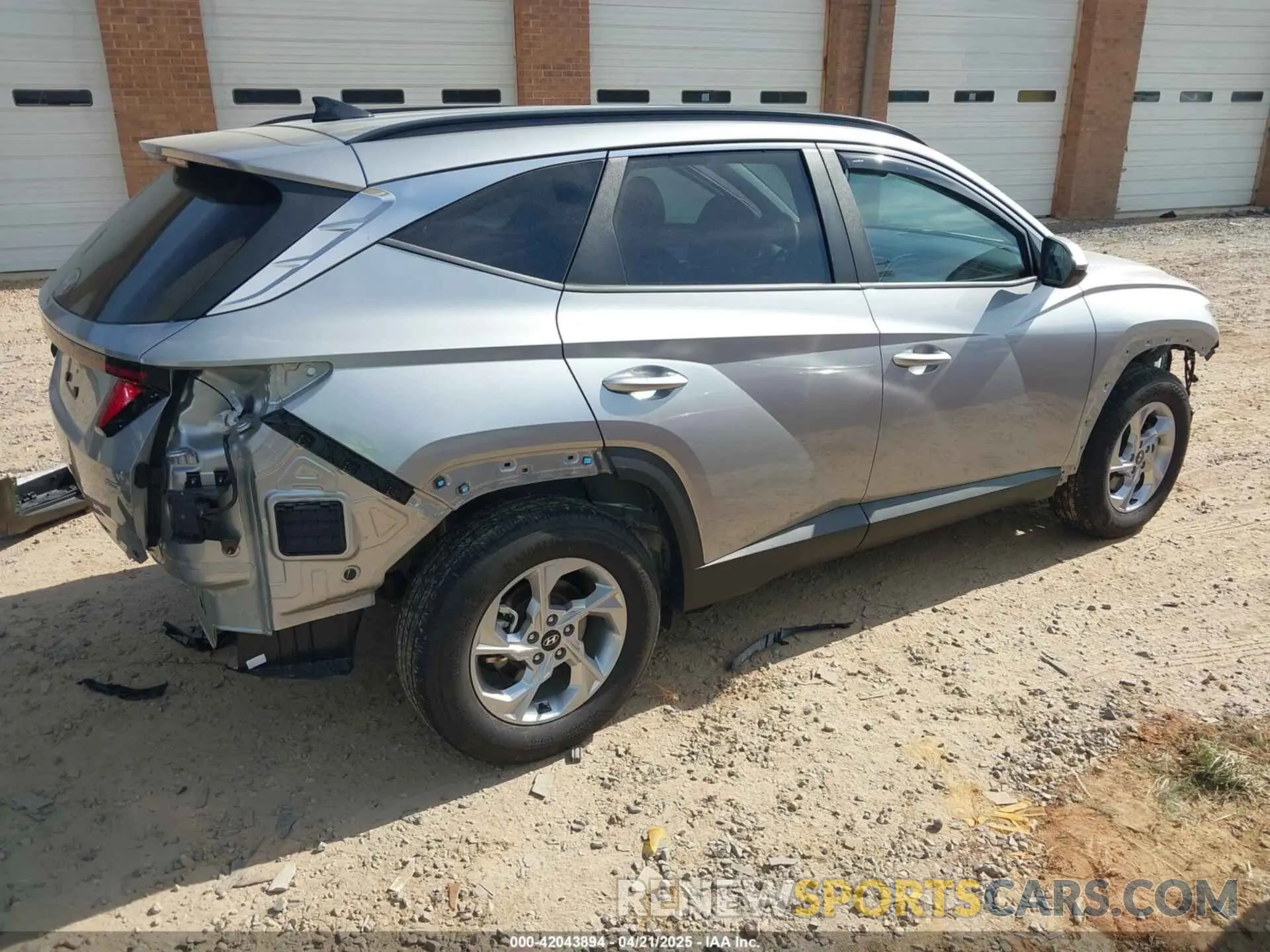 4 Photograph of a damaged car 5NMJBCDE5RH299830 HYUNDAI TUCSON 2024